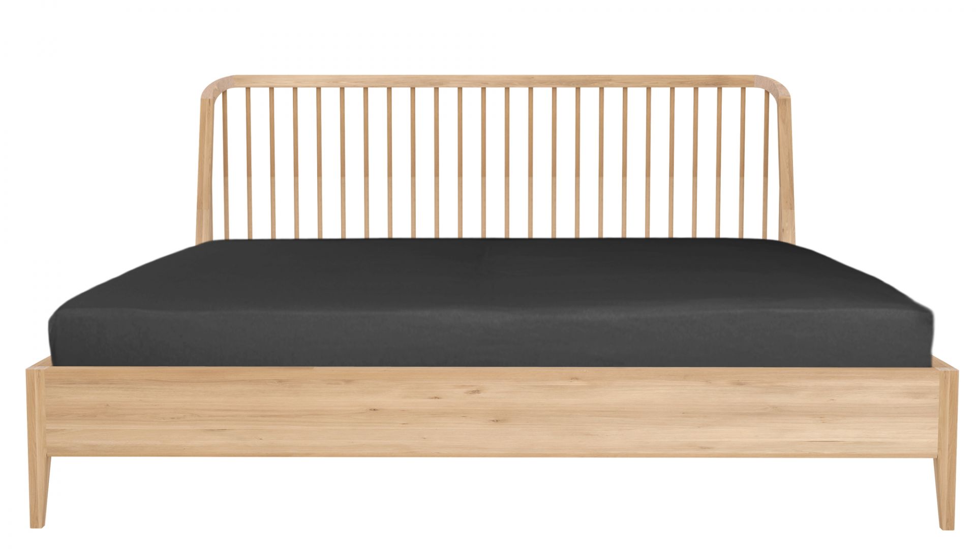 Ethnicraft Spindle Bett aus Eiche mit Lattenrost-Kopfteil und grauer Bettwäsche. Modernes Design für Schlafzimmer.