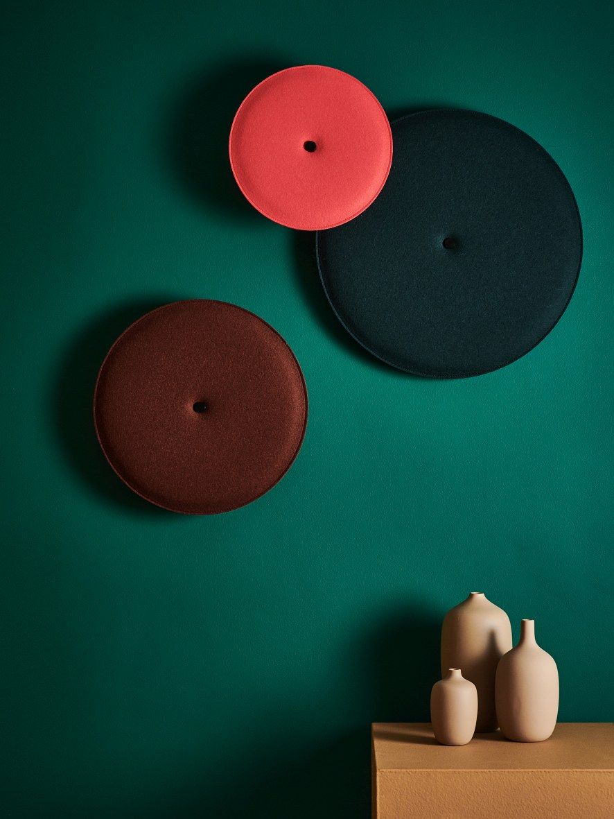 Wandelement Spot Akustik von Hey Sign in Rot, Braun und Schwarz an grüner Wand.