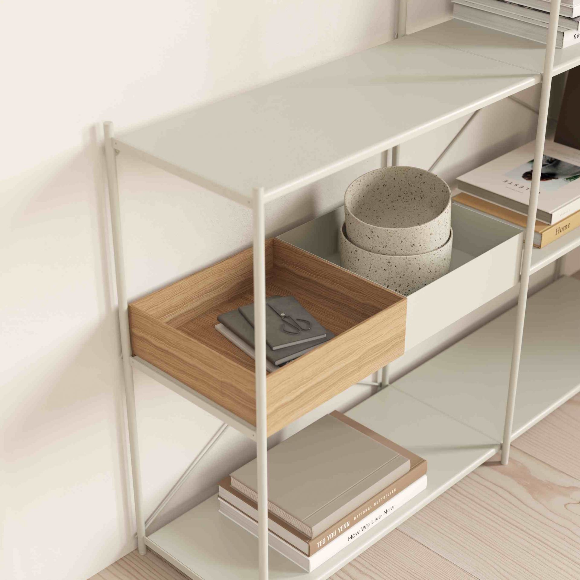 Arturo Anbaumodul: Detailansicht des Regals mit Holzschublade, Büchern und Deko-Schalen. Modernes Regalsystem für Wohnzimmer.