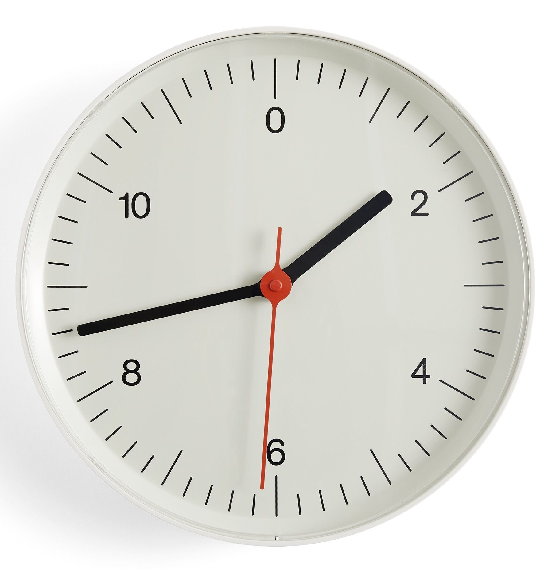 Weiße Hay Wanduhr mit minimalistischem Design, schwarzen Zeigern und rotem Sekundenzeiger, modernes Wohnaccessoire.
