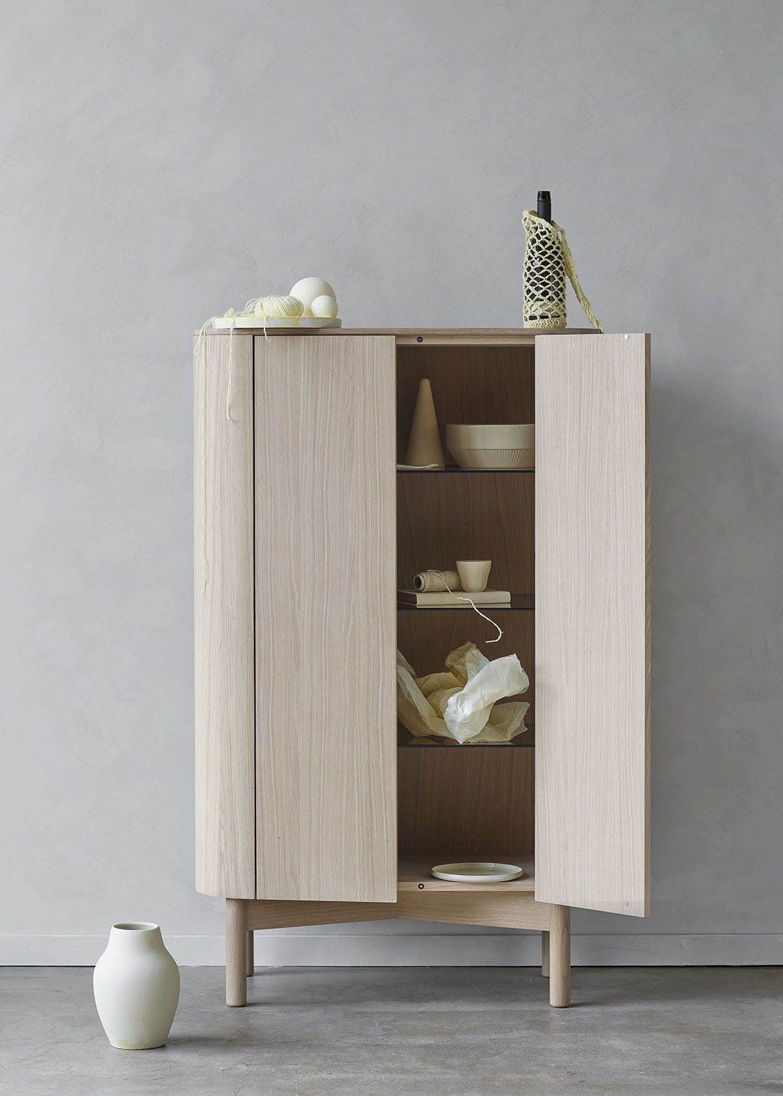 Loud Schrank aus geräucherter Eiche von Northern, teilweise geöffnet, mit Regalen und Deko-Objekten.