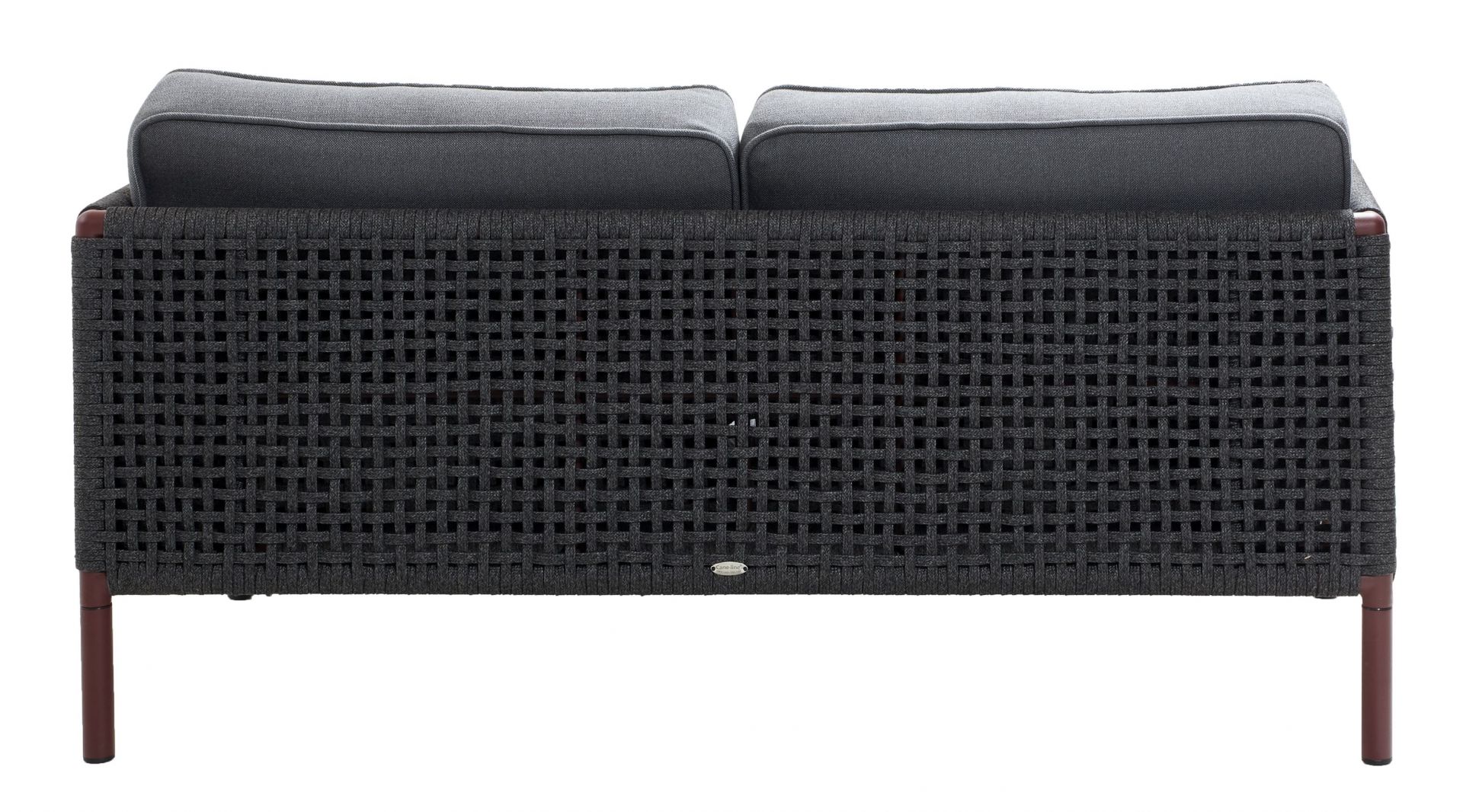 Rückansicht des Cane-Line Encore 2-Sitzer Sofas mit AirTouch Kissen und Cane-Line Geflecht.