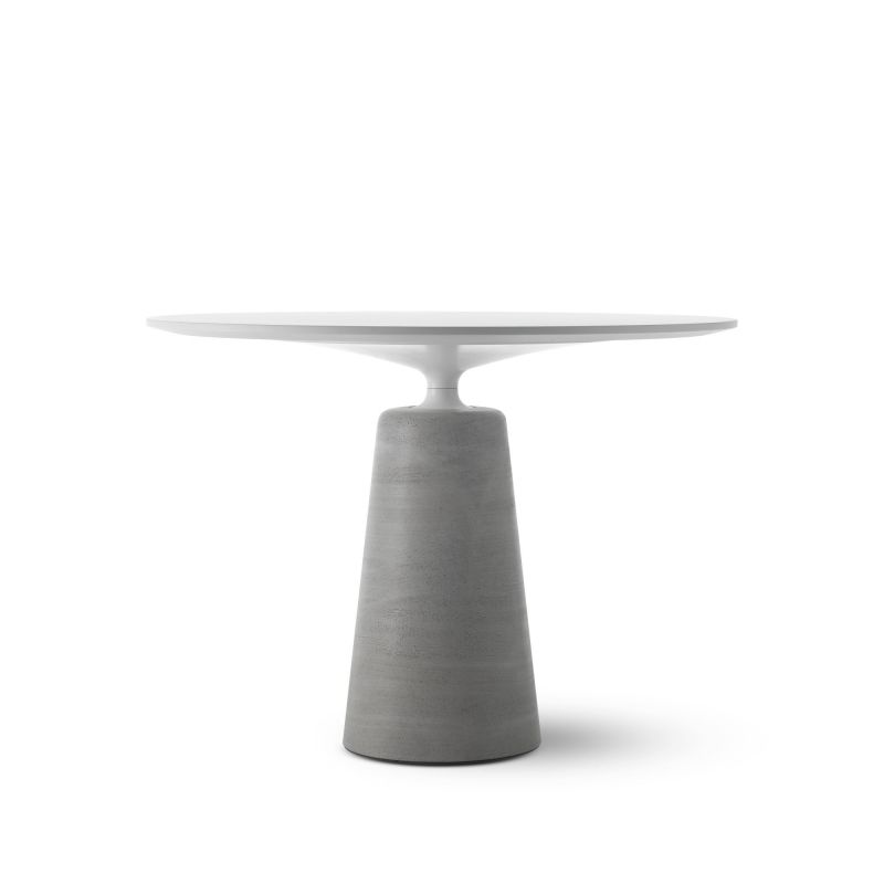 Rock Table von MDF Italia mit schmaler Basis, weißer Tischplatte und grauem Betonsockel.