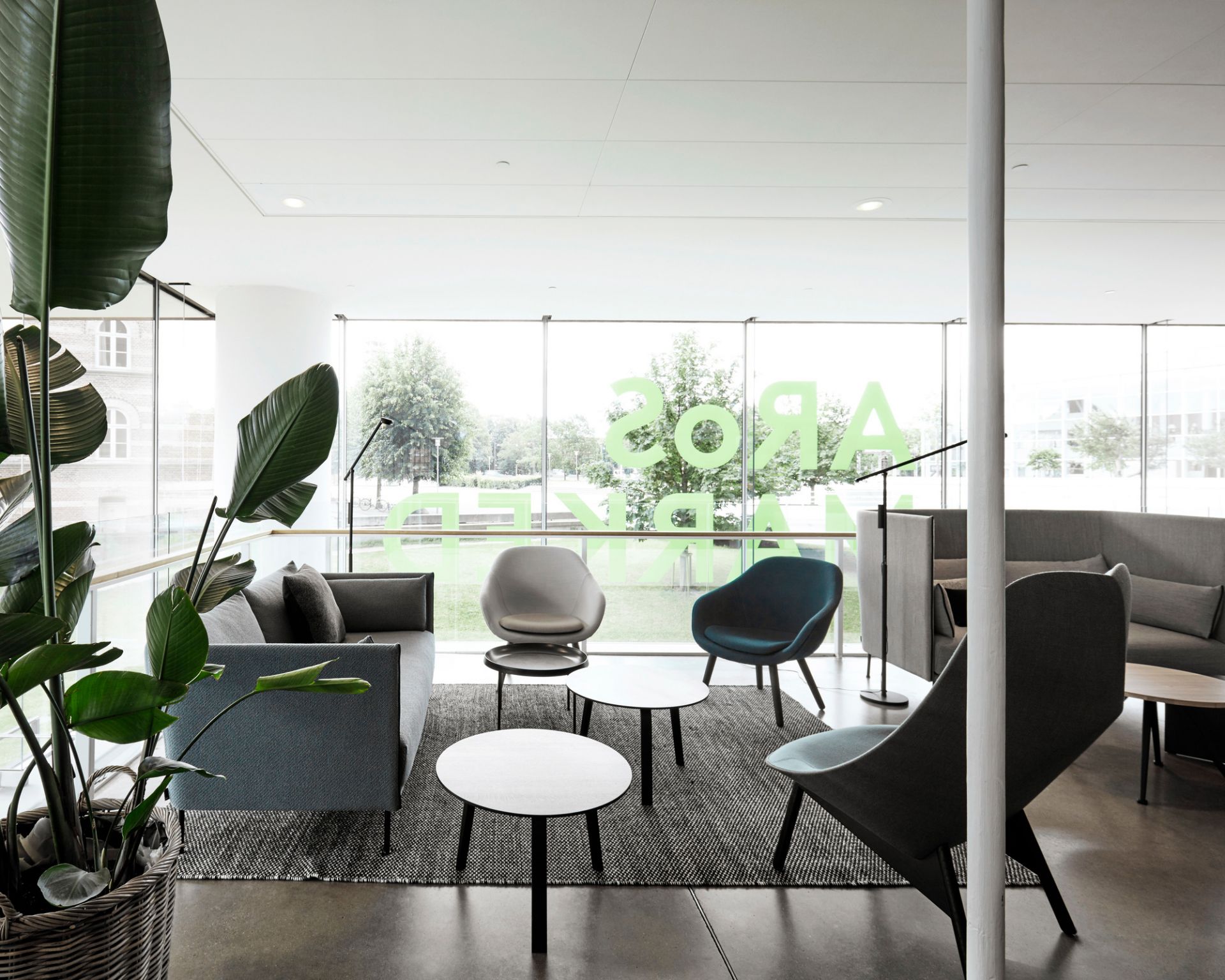 Heller Raum mit mehreren Bella Coffee Table Beistelltischen von Hay in Weiß und Schwarz.