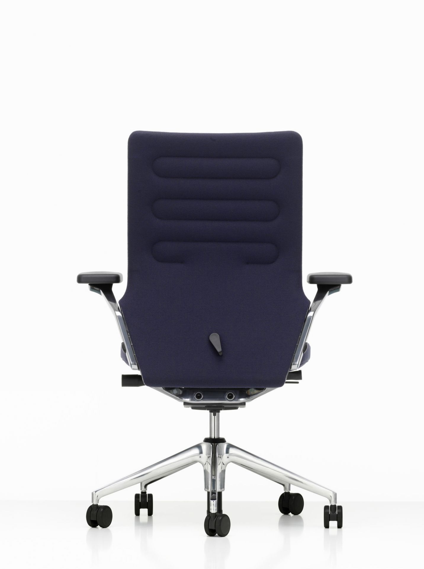 Rückansicht des AC5 Work Bürodrehstuhls von Vitra in Dunkelblau mit Chromfußkreuz und Rollen.