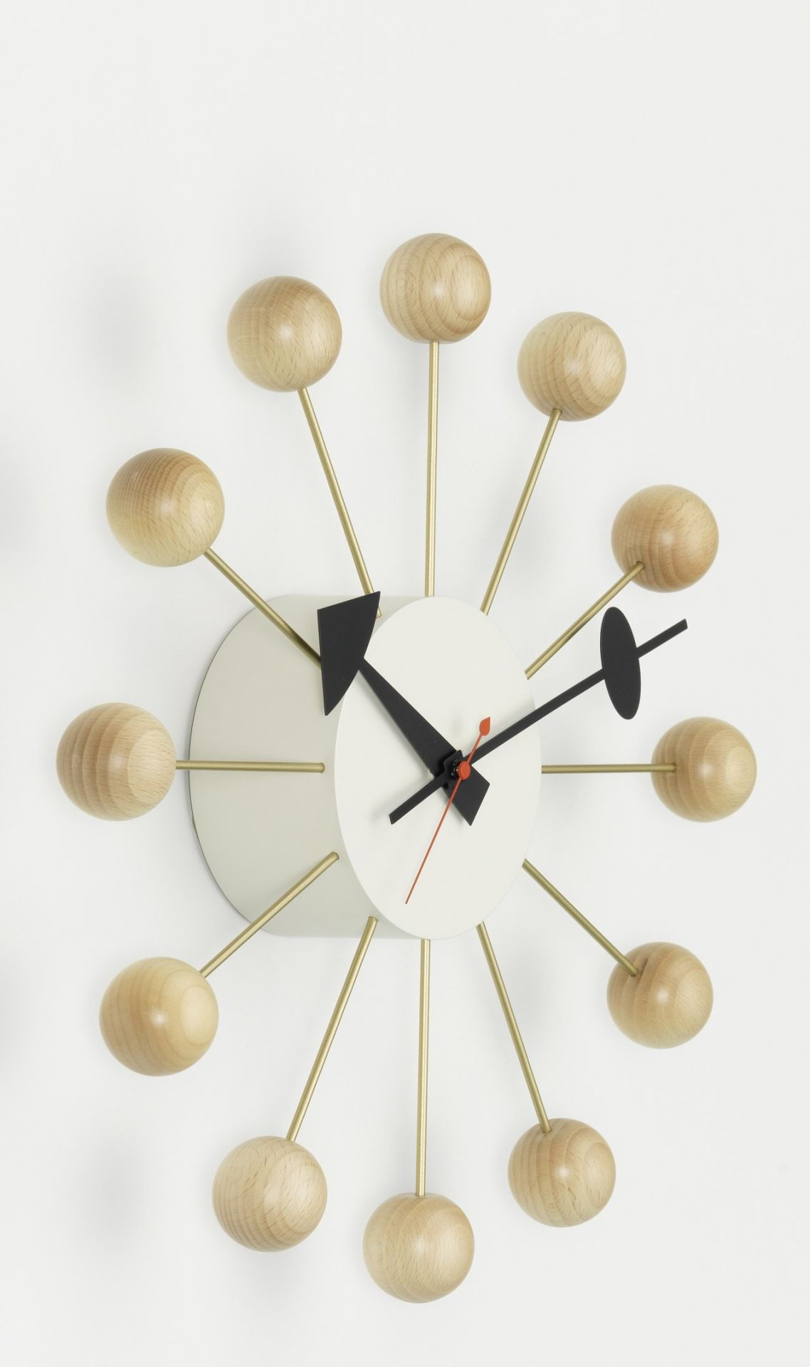 Ball Clock Wanduhr aus Buchenholz von Vitra: Design-Wanduhr mit Holzkugeln und goldenen Zeigern.