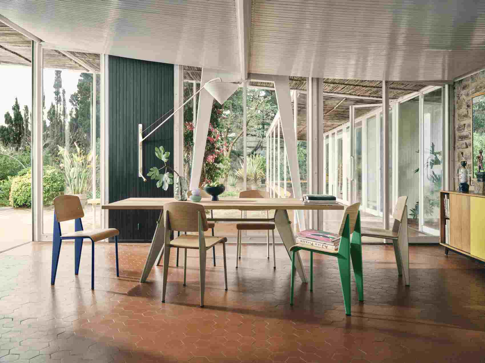 Innenaufnahme mit Vitra Potence Wandleuchte und Abat-Jour Conique Lampenschirm über einem Esstisch.