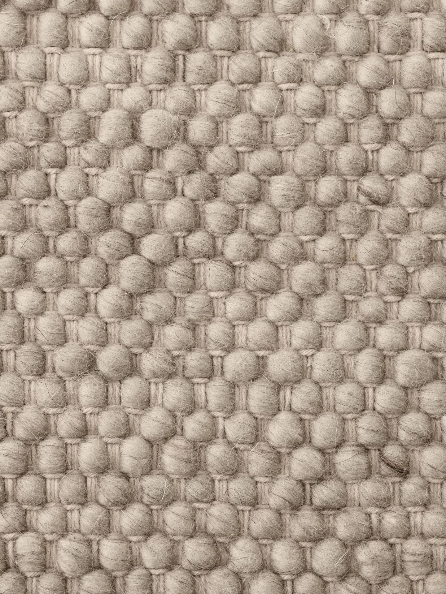 Detailaufnahme des Vipp Wollteppichs, 400x300 cm, mit gewebter Textur und beiger Farbgebung für Wohnzimmer und Schlafzimmer.