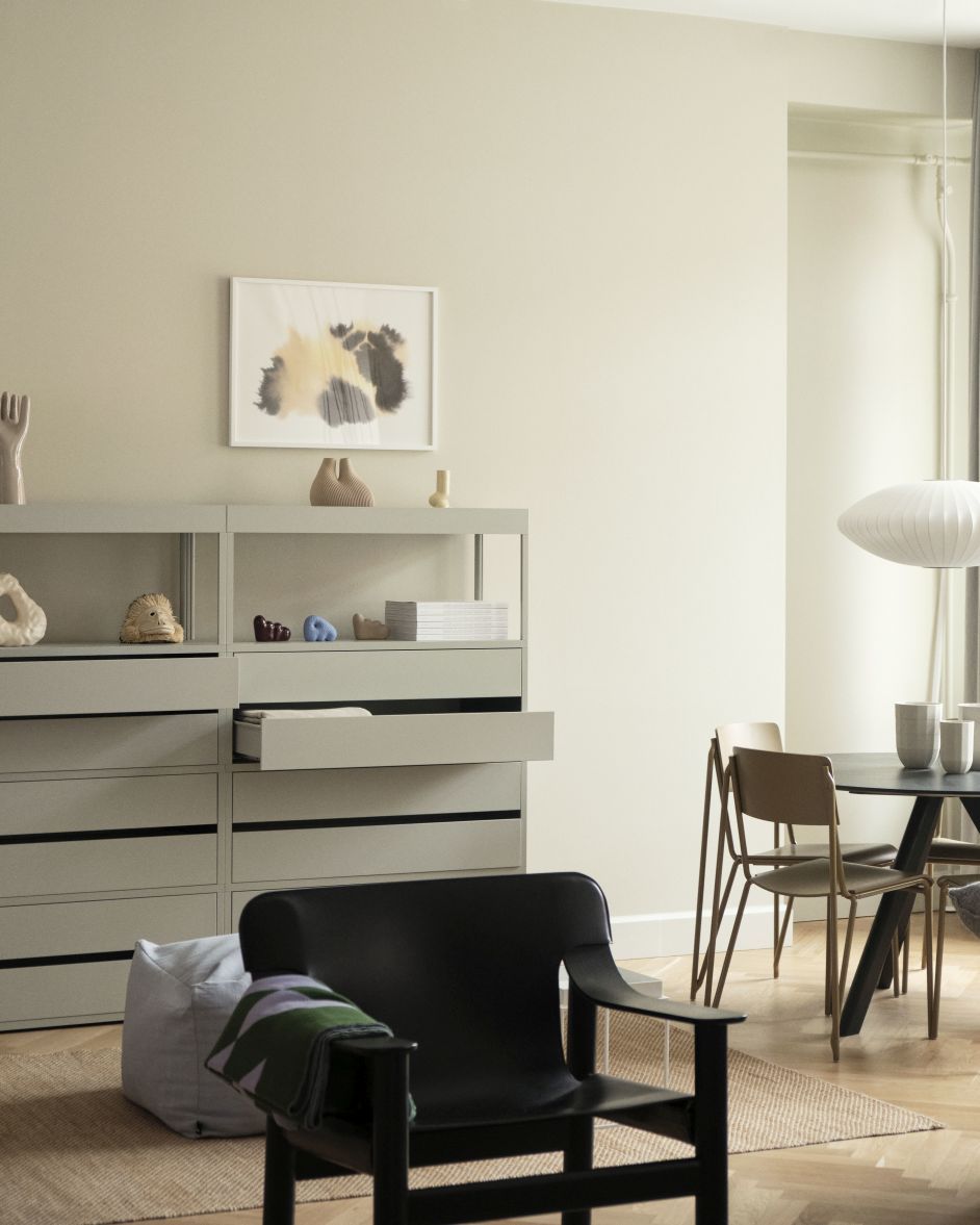 Nahaufnahme: Schwarzer Bernard Chair Sessel mit Lederbezug in Brandy, Eiche massiv.