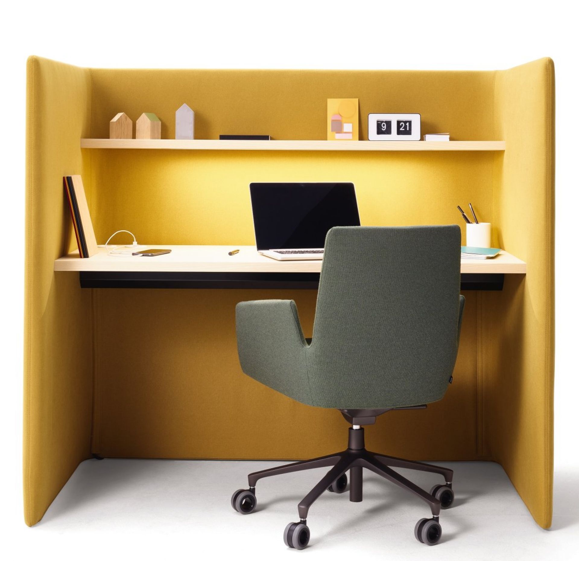 Gelber Floater Schreibtisch mit Laptop, Büromaterial und grünem Bürostuhl für konzentriertes Arbeiten im Büro.