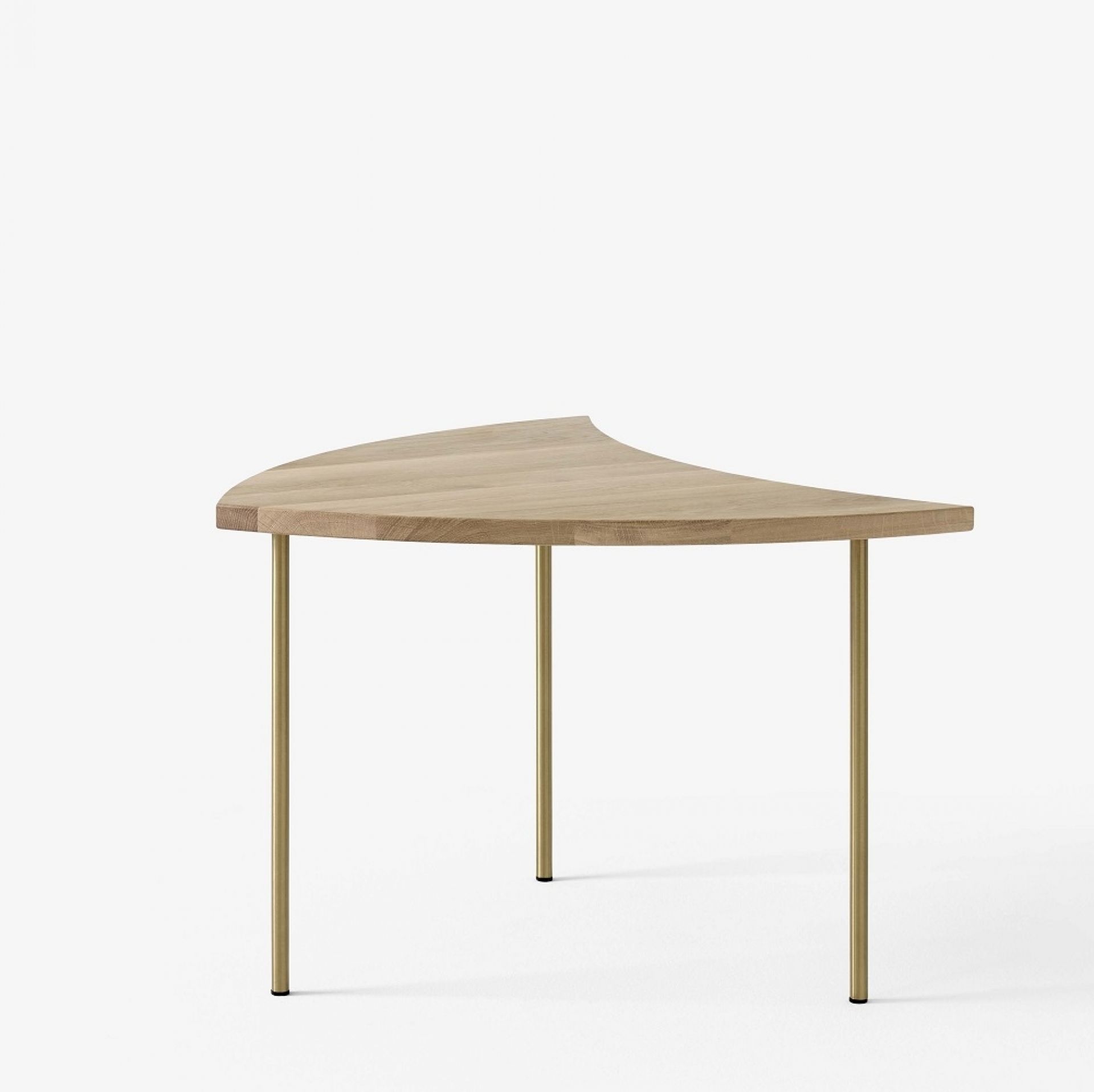 AndTradition Pinwheel Beistelltisch HM7: Dreieckiger Holztisch mit goldenen Beinen auf weißem Hintergrund.