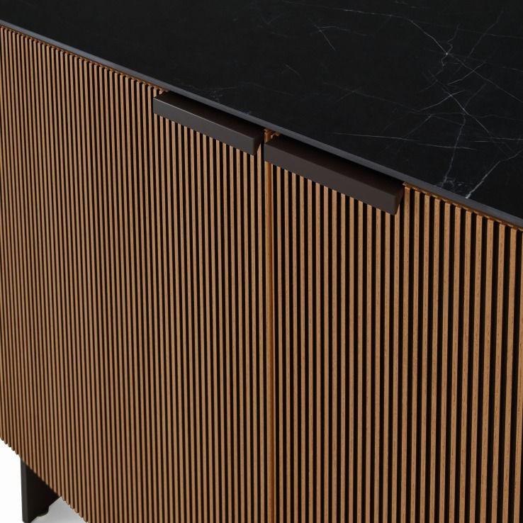 Detailaufnahme: Selvans Sideboard mit Holzlamellenfront, schwarzer Marmorplatte und dunklen Griffen. Modernes Design.