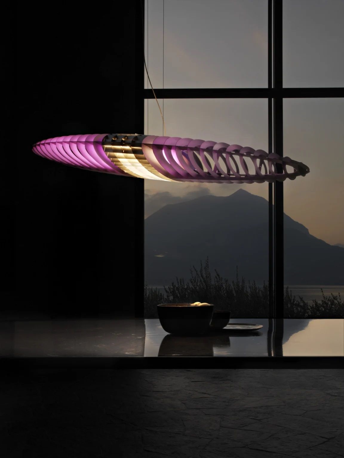 Moderne D17 Titania Hängeleuchte von Luceplan in Lila, elegantes Design für Wohnzimmer und Esszimmer.