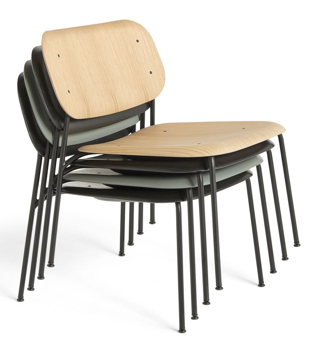 Stapel von Hay Soft Edge Stühlen mit schwarzem Gestell und Holz-Sitzflächen.