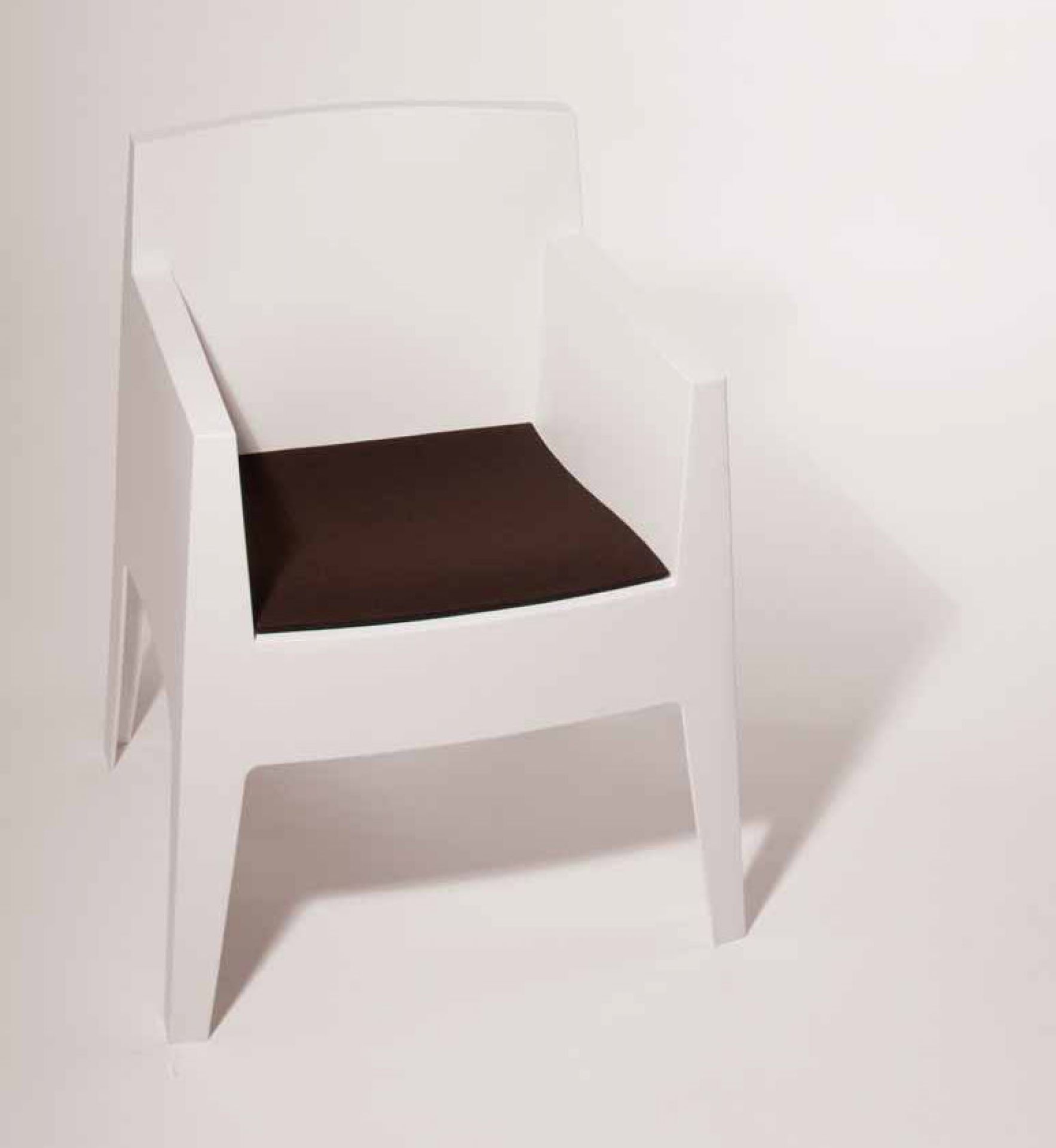 Weißer Toy Stuhl mit brauner Filz Sitzauflage für mehr Komfort und Stil.