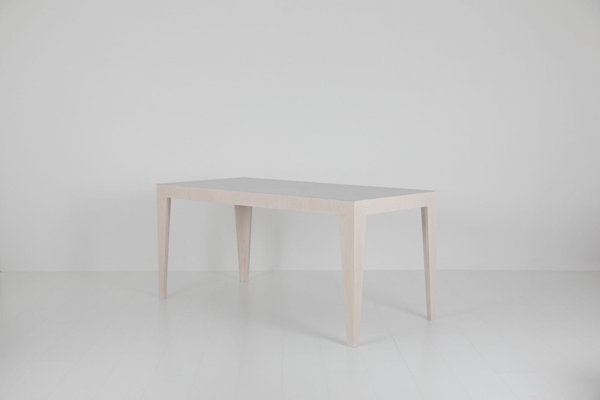 MARTA Minimalistischer Holztisch Das ganze Leben