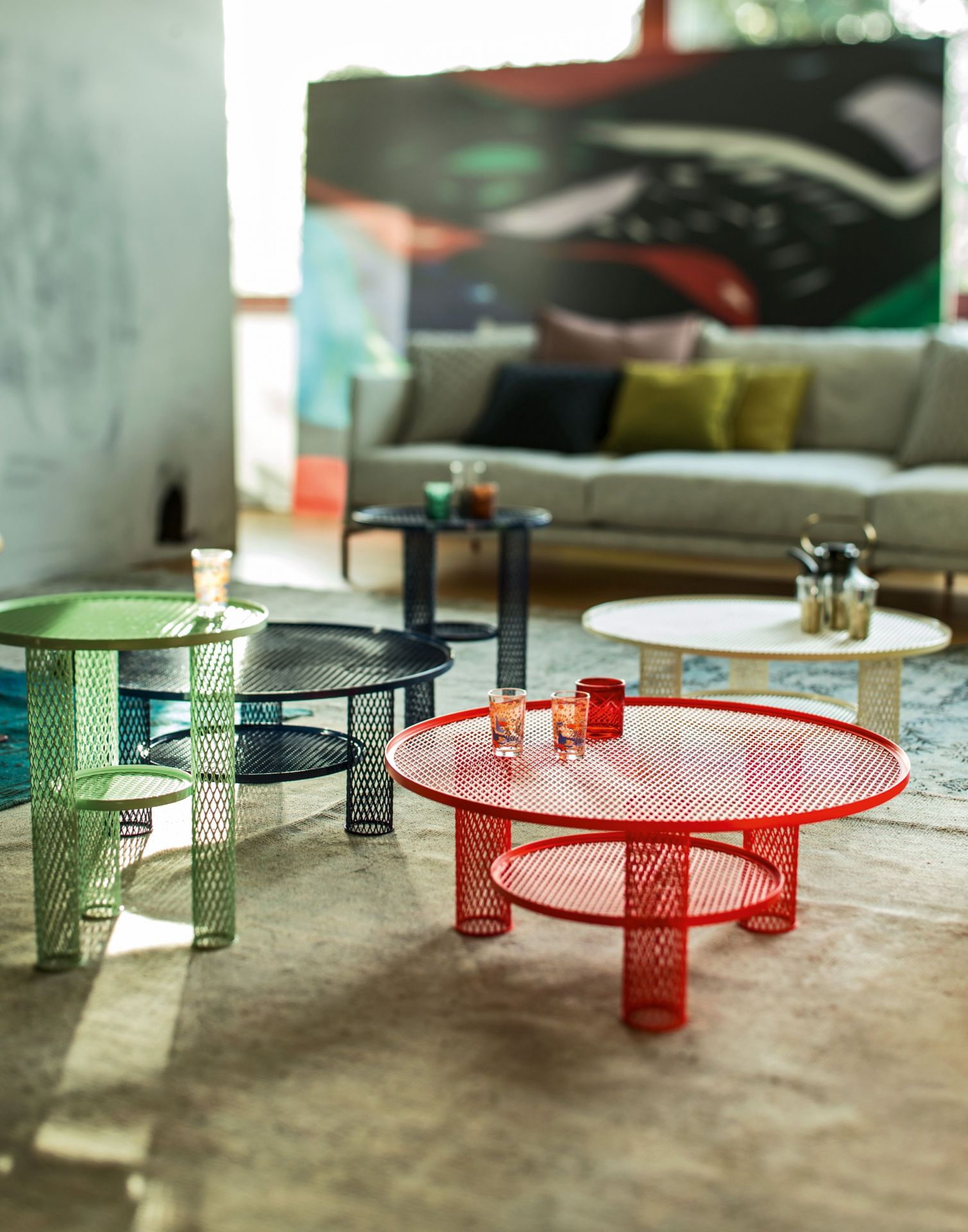 Mehrere farbige Net Beistelltische von Moroso mit Flechtmuster in einem Wohnraum.