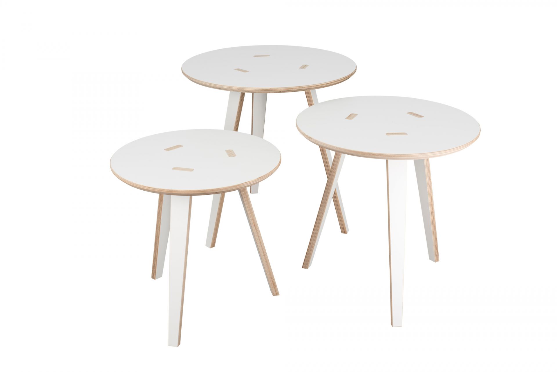 Drei weiße, runde Tojo Tische aus Holz, minimalistisches Design für Wohnzimmer und Büro.