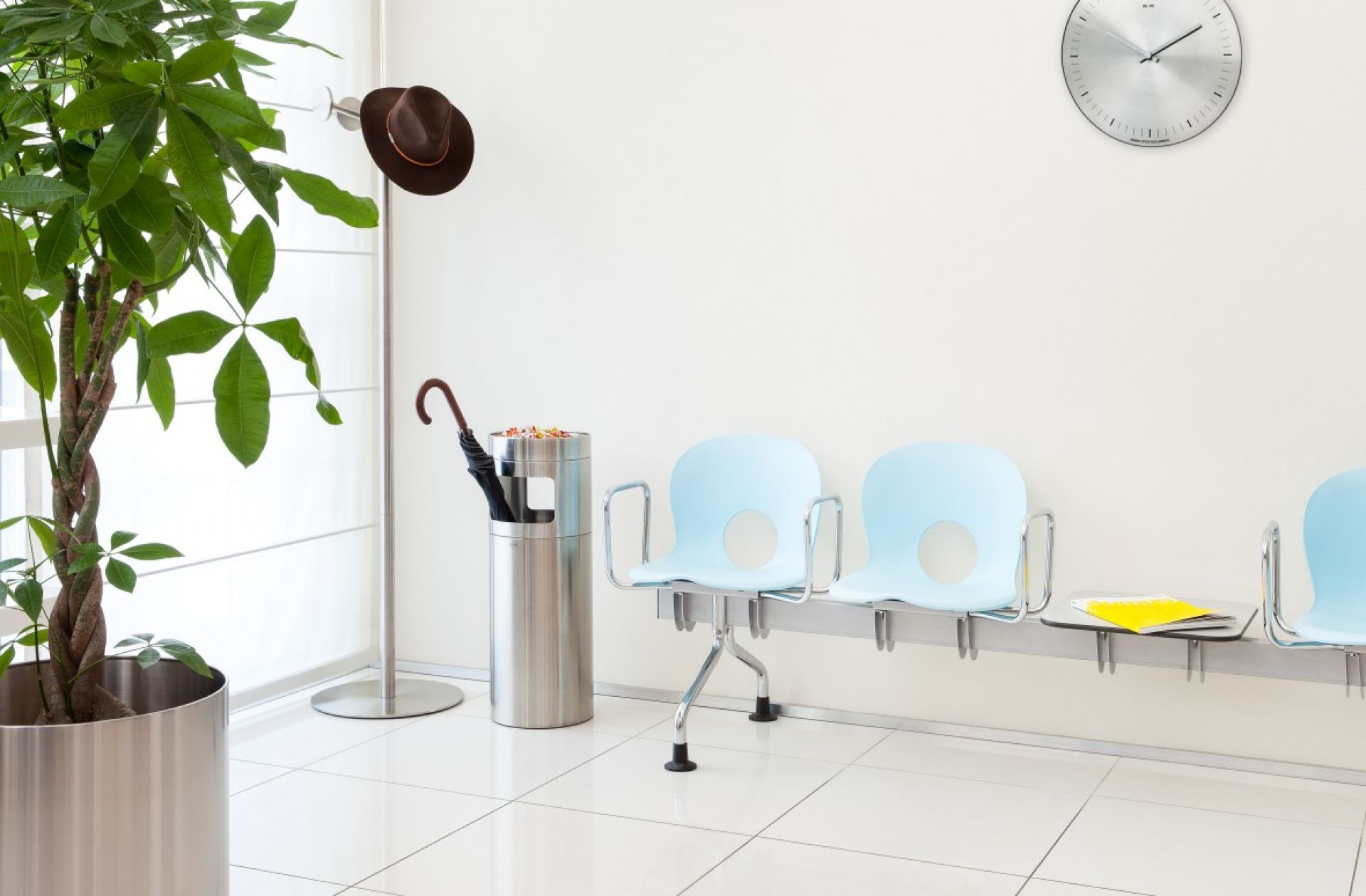 Nox Flora Blumentopf: Pflanze in silbernem Topf mit Rollen, ideal für Innenräume.