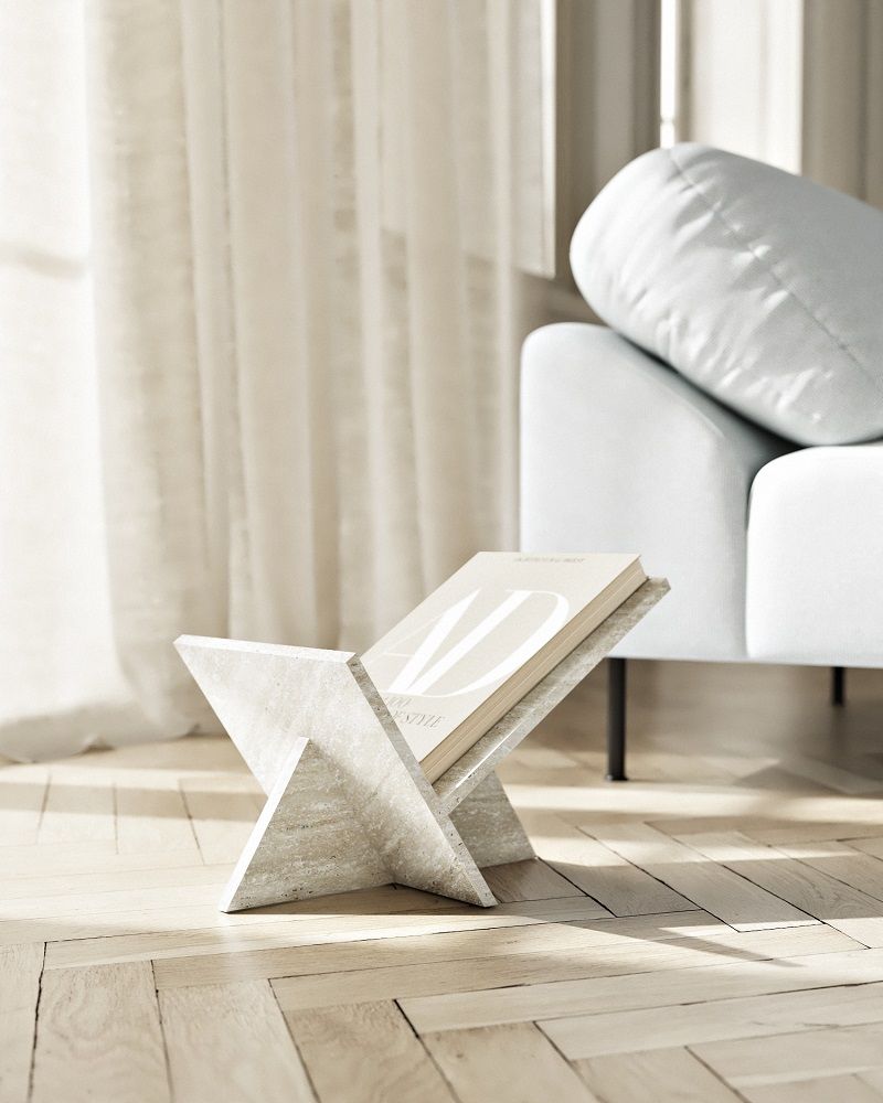 Nahaufnahme des Woud Mountain Magazine Holder Zeitschriftenhalters aus Stein mit Magazin auf Holzboden.