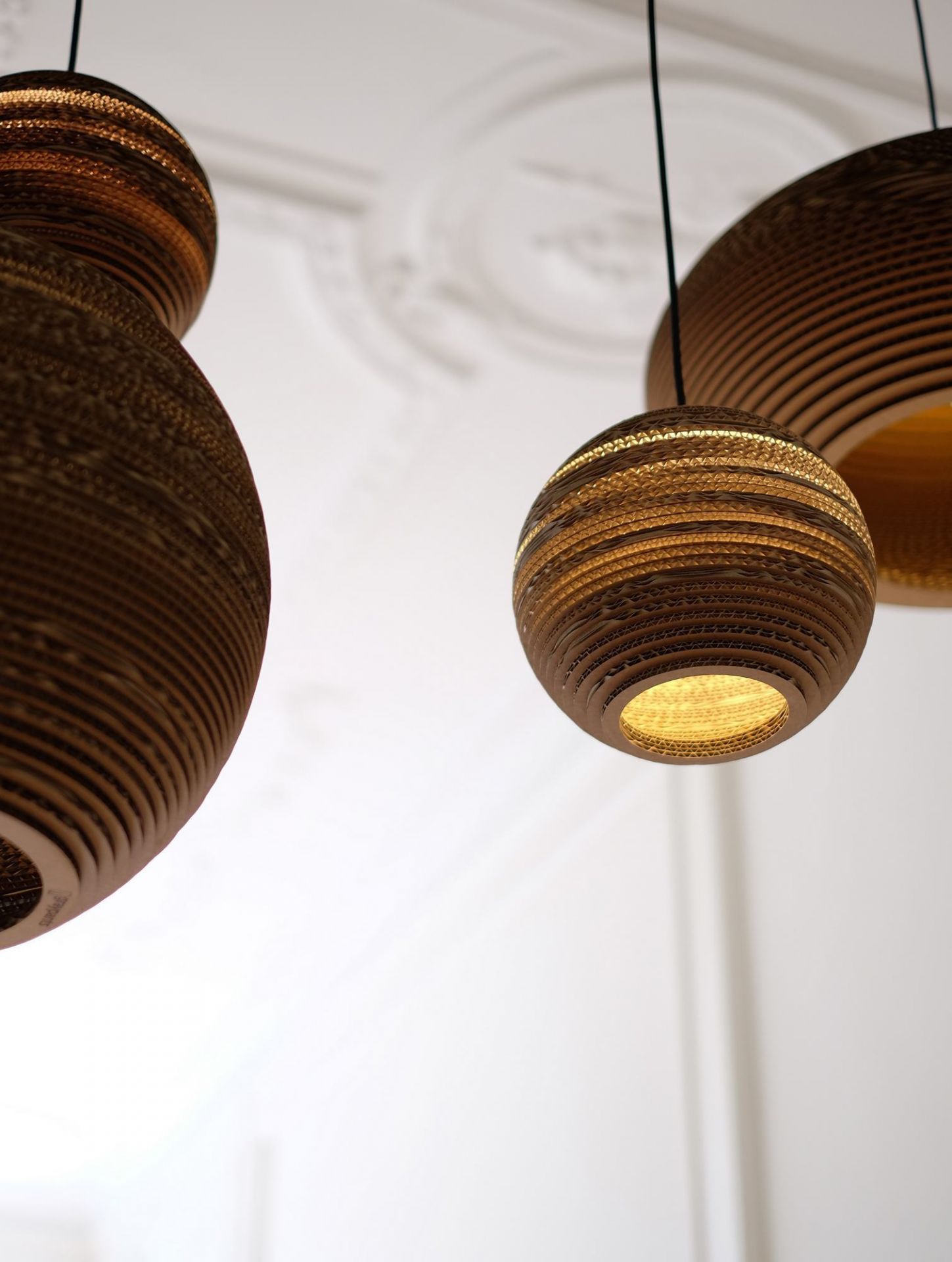 Nahaufnahme von Graypants Scraplights Hängeleuchten aus recycelter Pappe, Lampen für nachhaltige Beleuchtung.