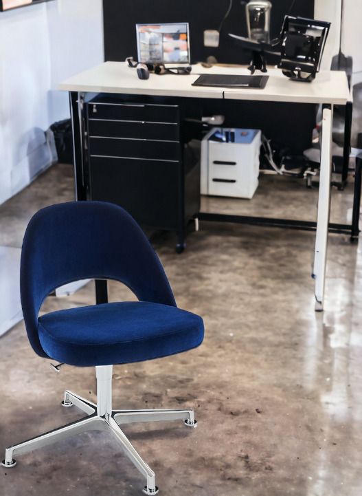 Blauer Saarinen Konferenzstuhl mit Drehfuß und ohne Armlehne von Knoll International im Büro.