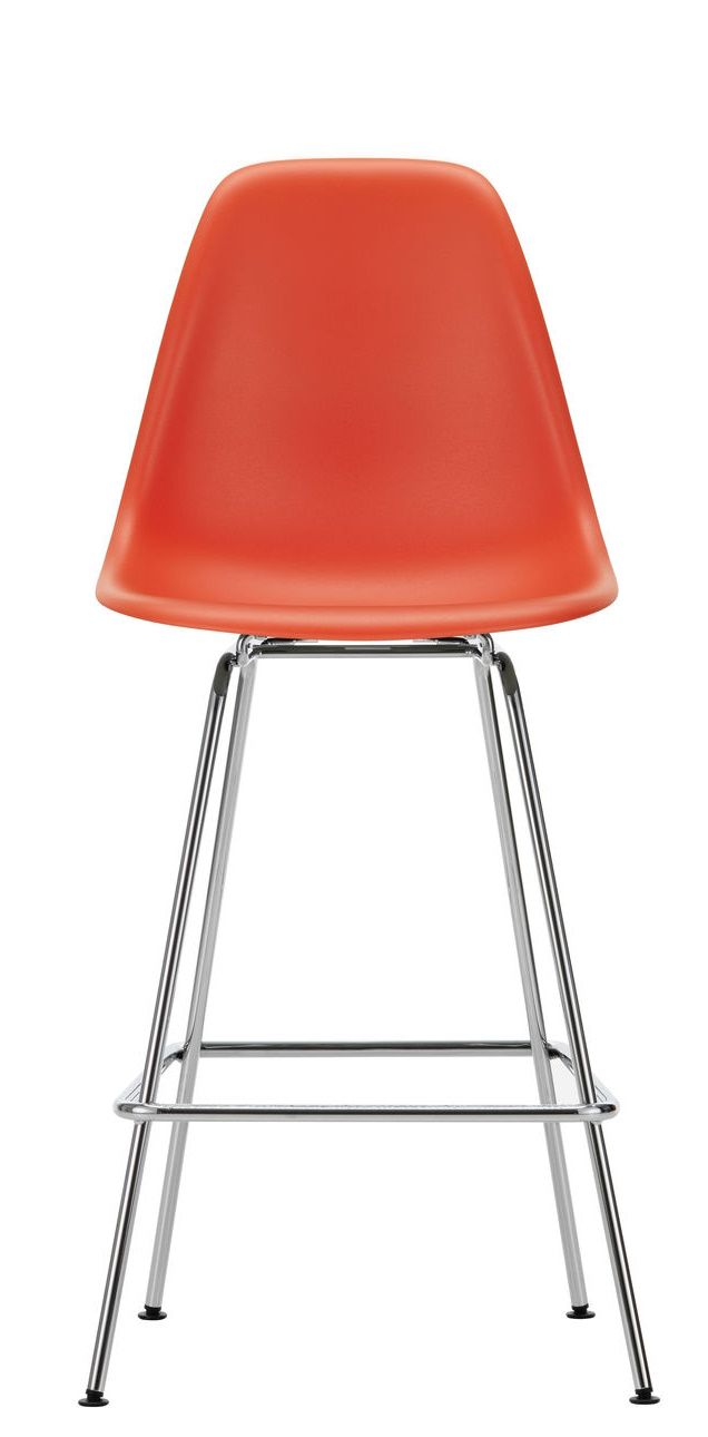 Oranger Eames Plastic Bar Stool Barhocker von Vitra mit verchromtem Gestell, Frontansicht. Moderner Design Barstuhl.