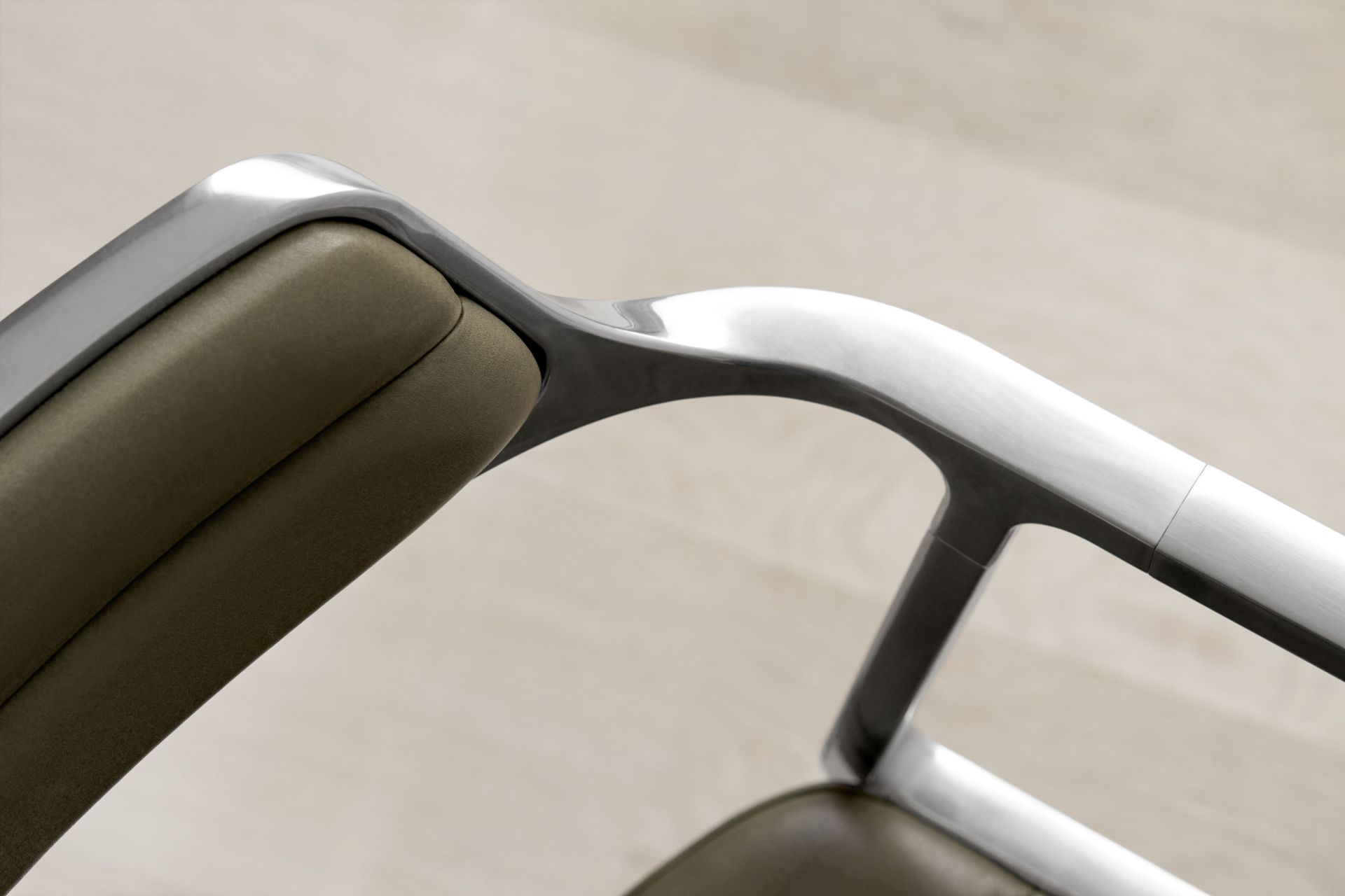 VIPP452 Swivel Stuhl mit Gleitern grünes Leder Vipp