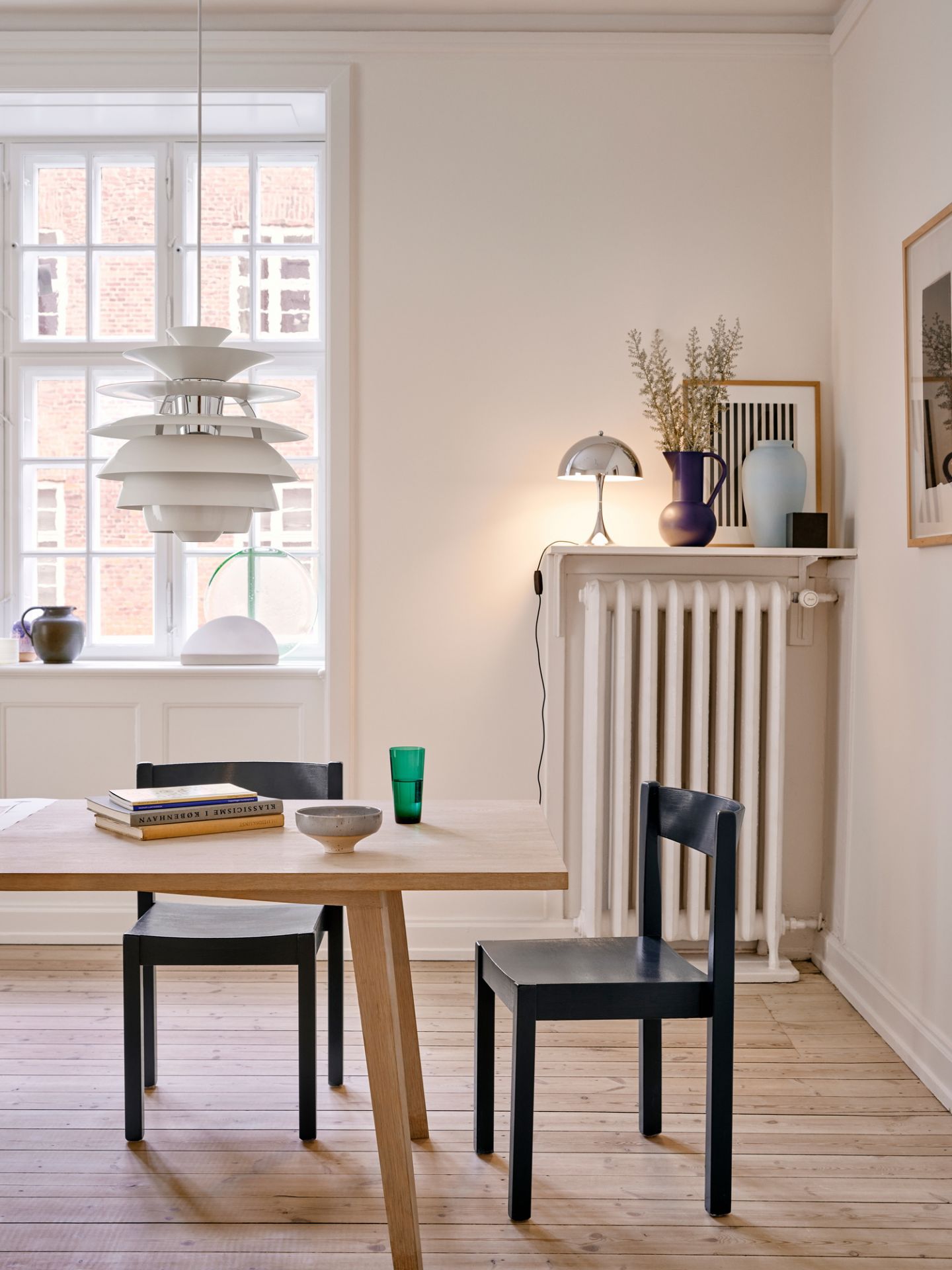 Esszimmer mit PH Snowball Pendelleuchte von Louis Poulsen, Designklassiker und moderne Beleuchtung.