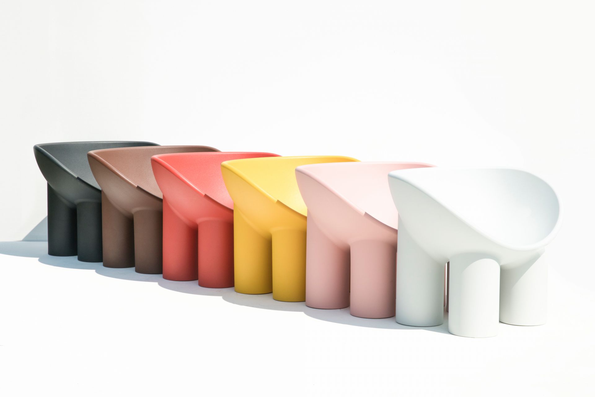 Reihe von Roly Poly Sesseln in verschiedenen Farben, modernes Designmöbel für Wohnraum und Garten.