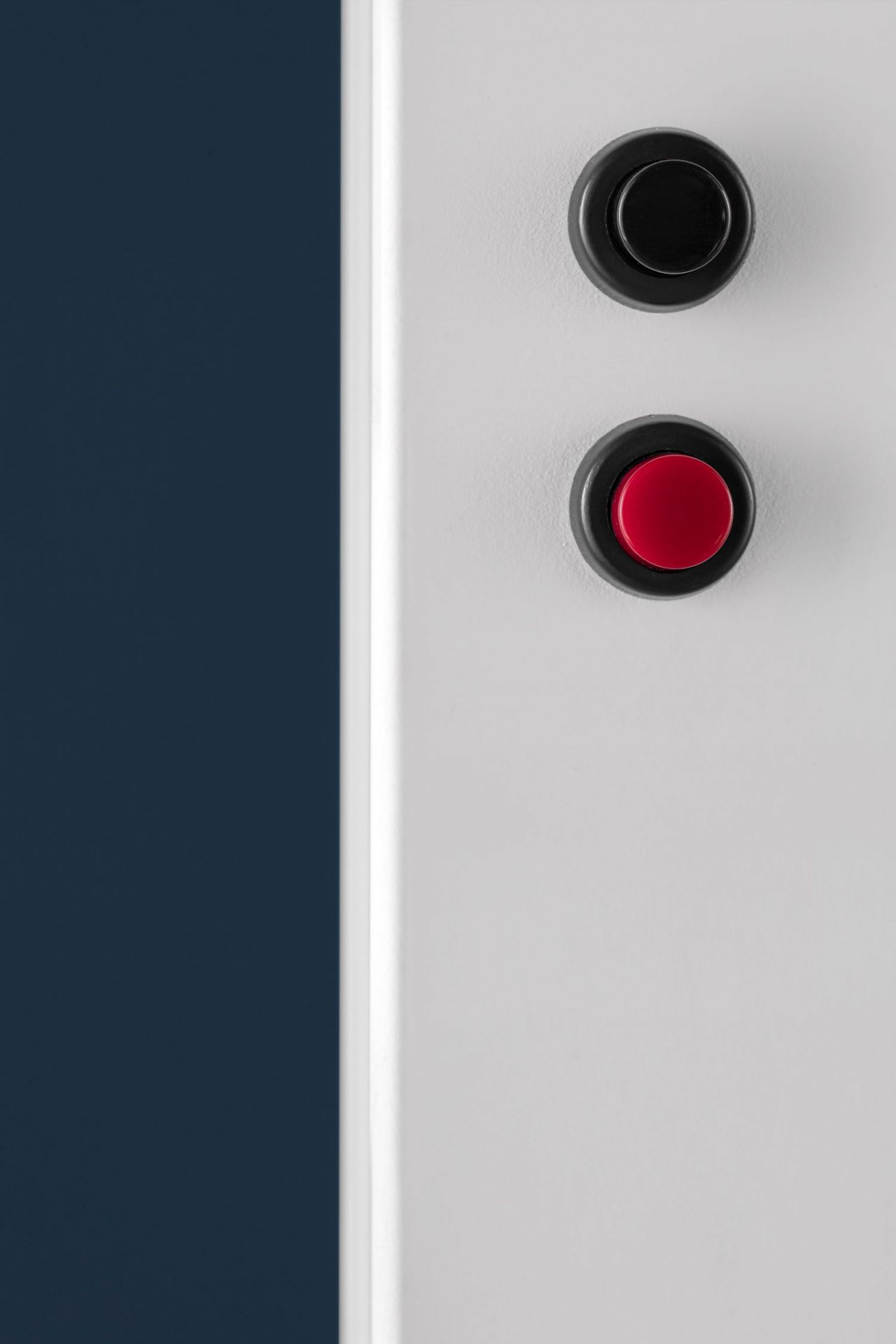 Detailansicht Ettorino Stehleuchte von Catellani & Smith: Schalter und Dimmer in Schwarz und Rot.