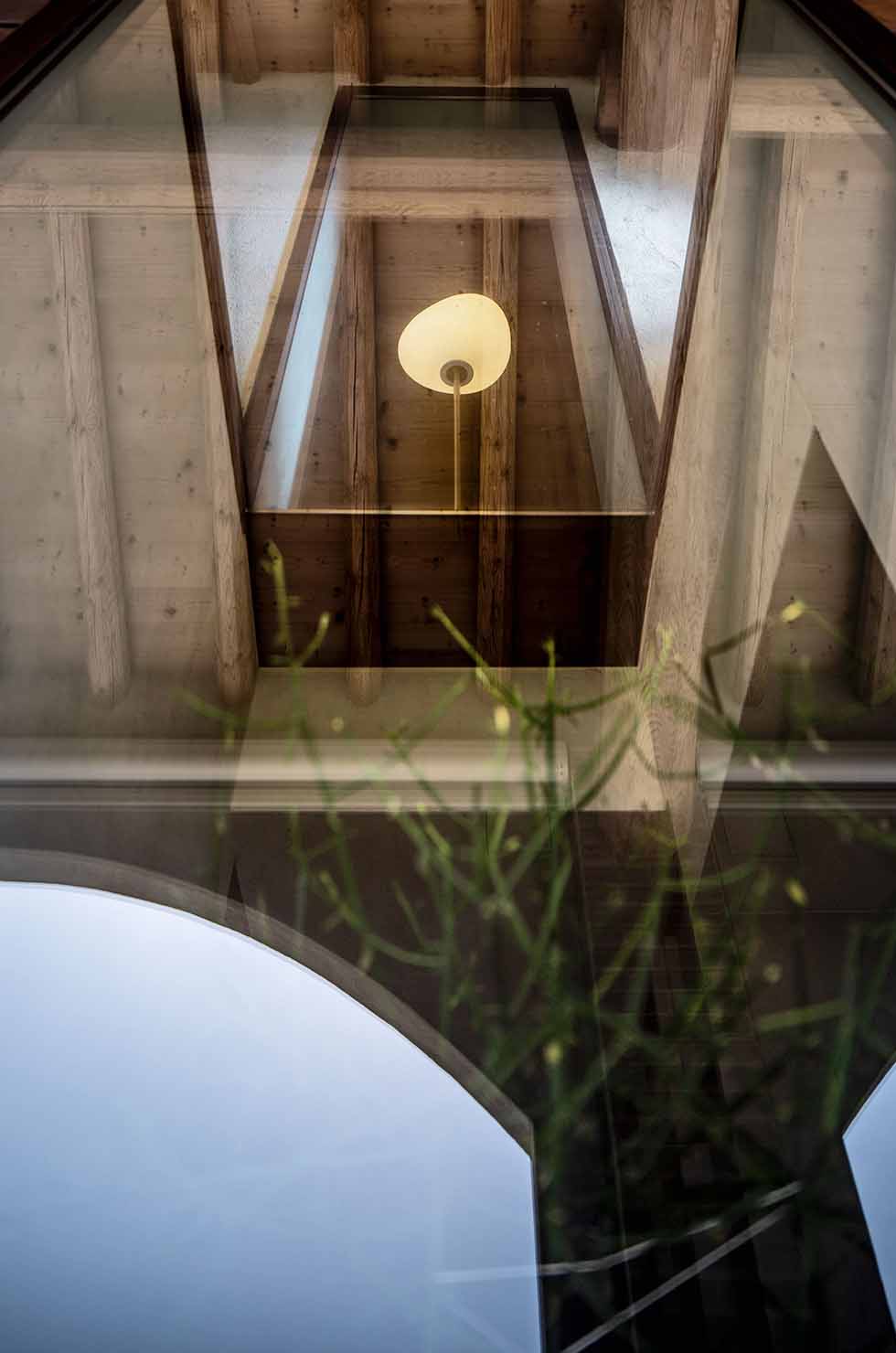 Gregg Floor Stehleuchte von Foscarini mit organisch geformtem Lampenschirm und indirektem Licht.