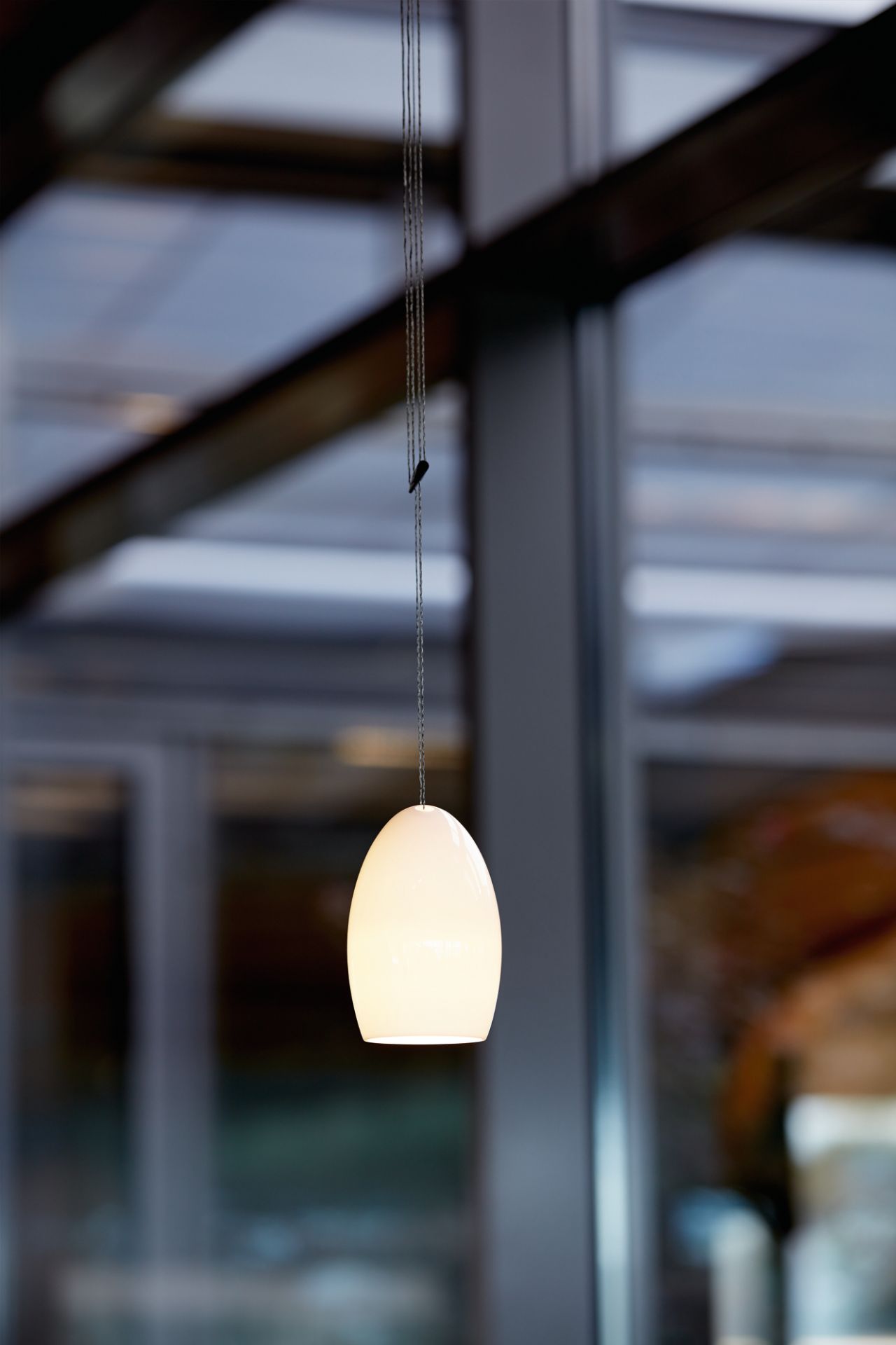 Oh China Pendelleuchte in Grau: Moderne Hängelampe mit sanftem Licht und stilvollem Design.