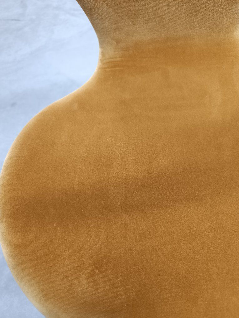 Detailaufnahme: Series 7 Stuhl mit Samtbezug in Ocker, vollgepolstert, Designklassiker.