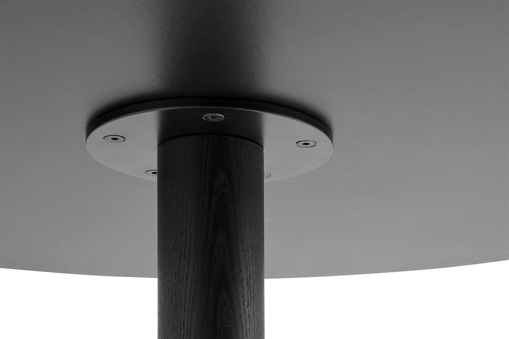 Detailaufnahme: Schwarzer Pastis Table Tisch von Hay mit Esche-Tischplatte und zentralem Fuß.