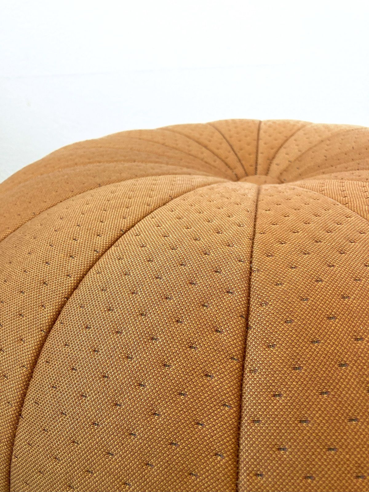 Detailaufnahme des Claudie Pouf Hockers von Hartô in Senfgelb, Textur und Nähte sichtbar.