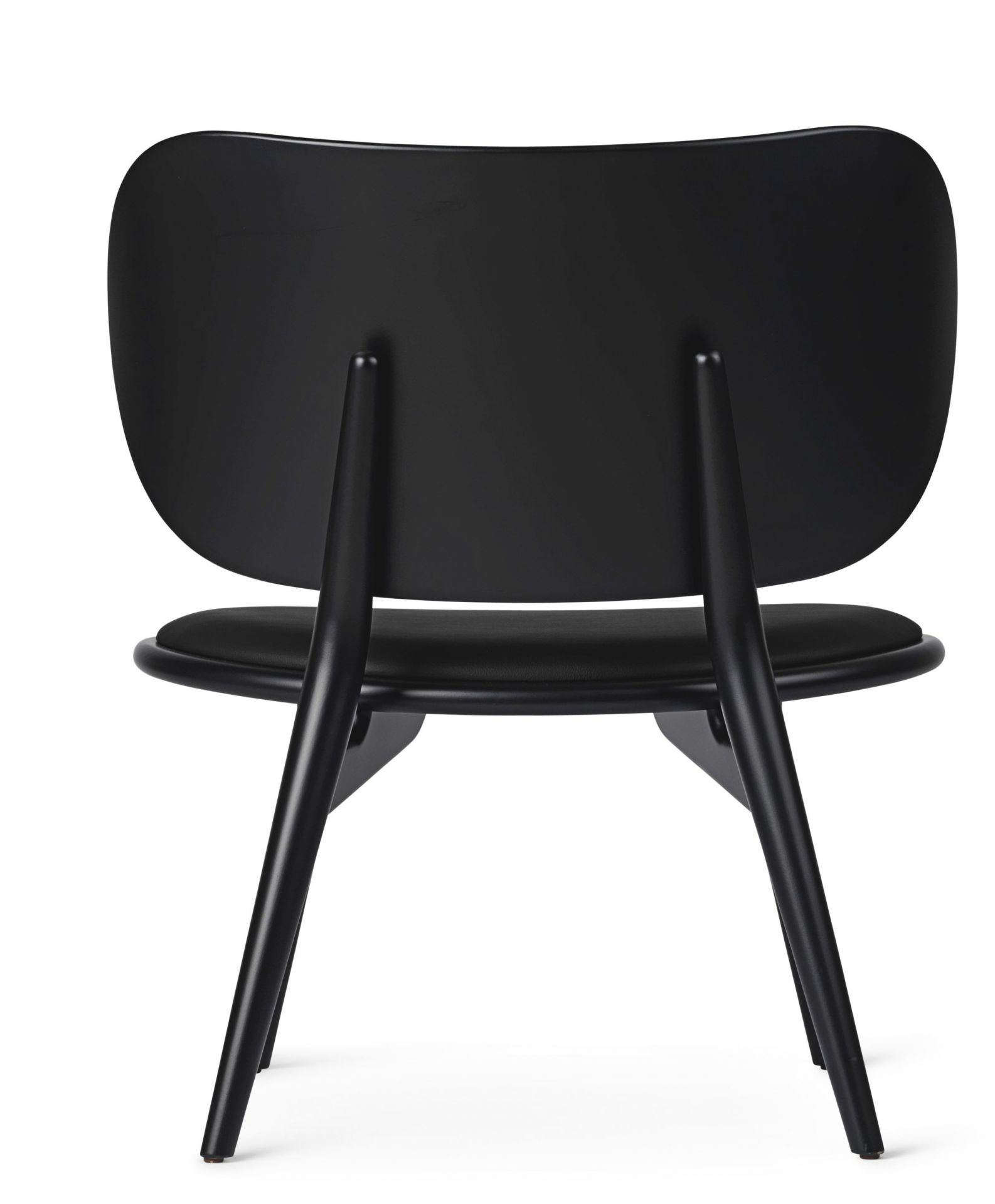 Rückansicht des schwarzen The Lounge Chair Stuhls von Mater mit minimalistischem Design und Holzbeinen.