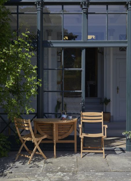 Selandia Stuhl von Skagerak: Gartenstuhl aus Teakholz mit Tisch für den Außenbereich.