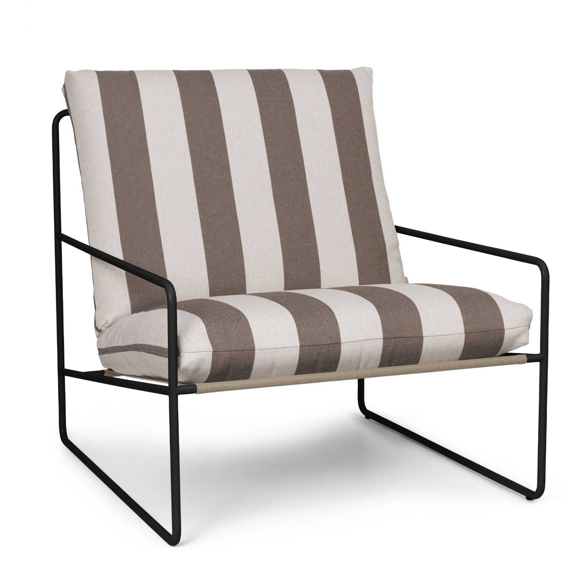Desert Sessel von Ferm Living mit schwarzem Gestell und gestreiften Kissen für den Außenbereich.