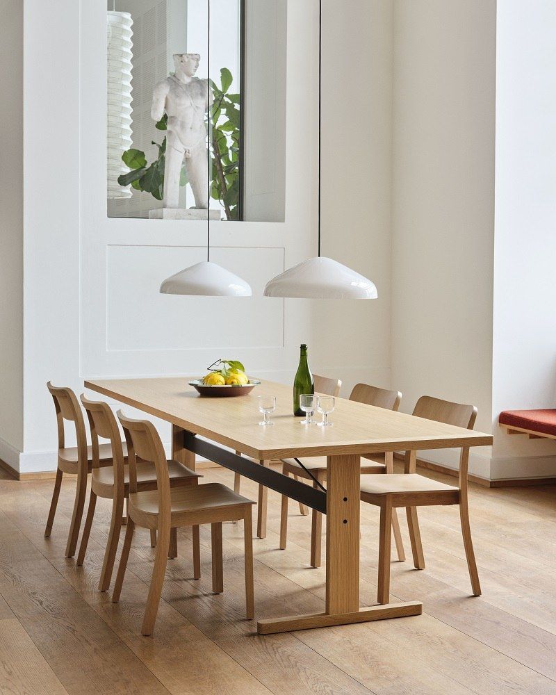 Esszimmer mit Esstisch und sechs Pastis Stühlen von Hay aus Eichenholz.