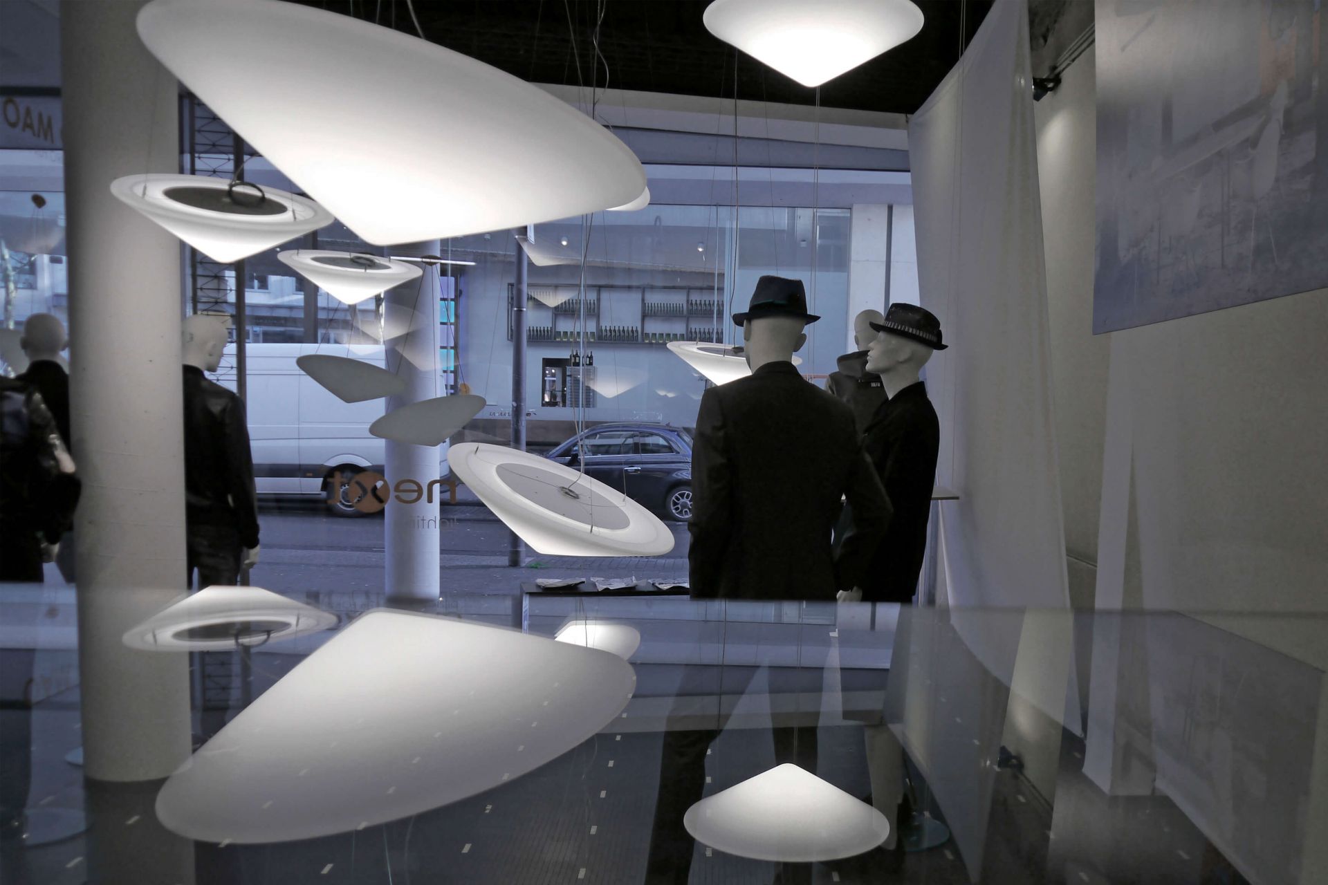 Cao Mao Pendelleuchten: Moderne, dimmbare Hängelampen in einem Ausstellungsraum mit Schaufensterpuppen.