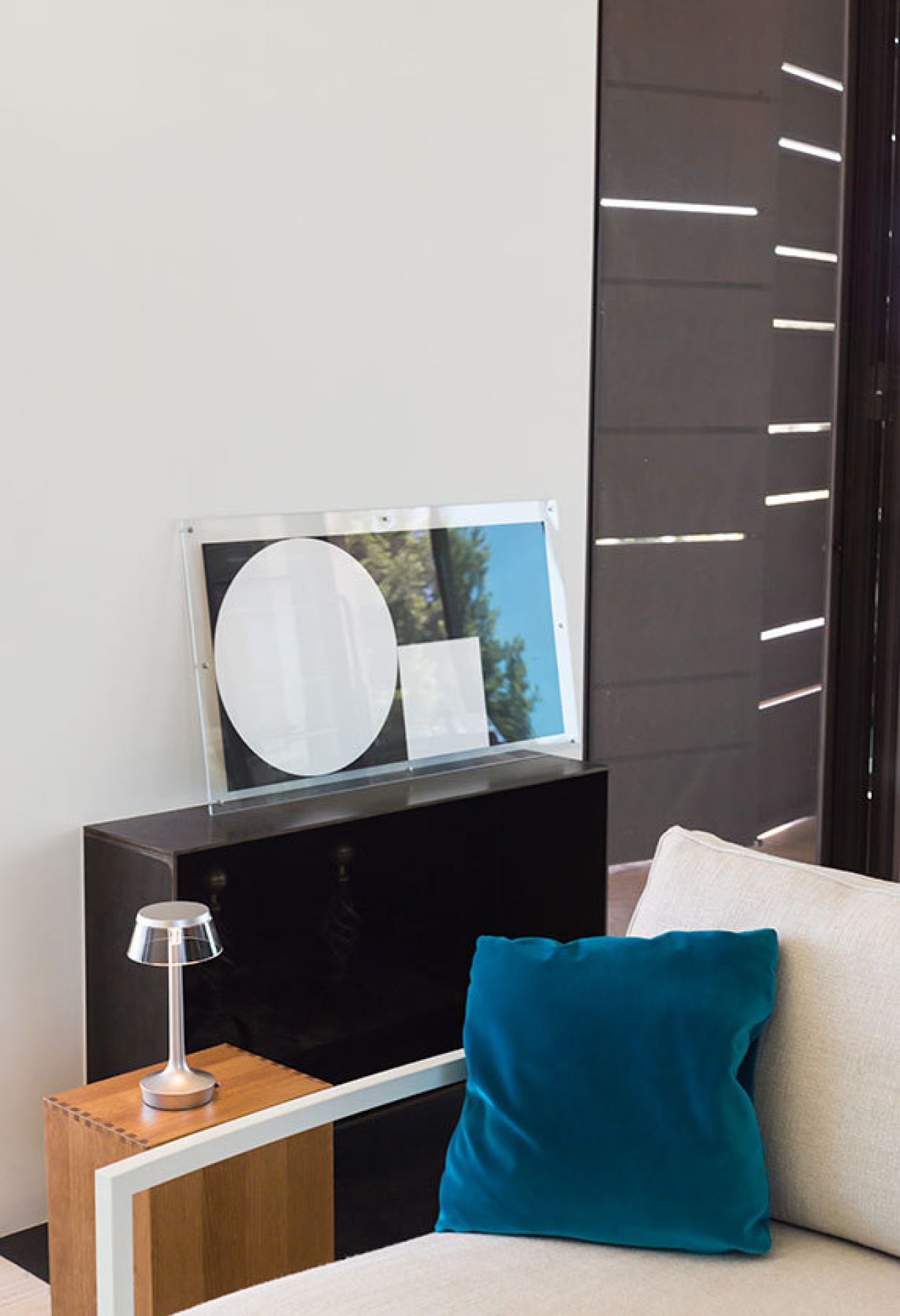 Bon Jour Unplugged Tischleuchte von Flos in Chrom auf einem Nachttisch, modernes Design.