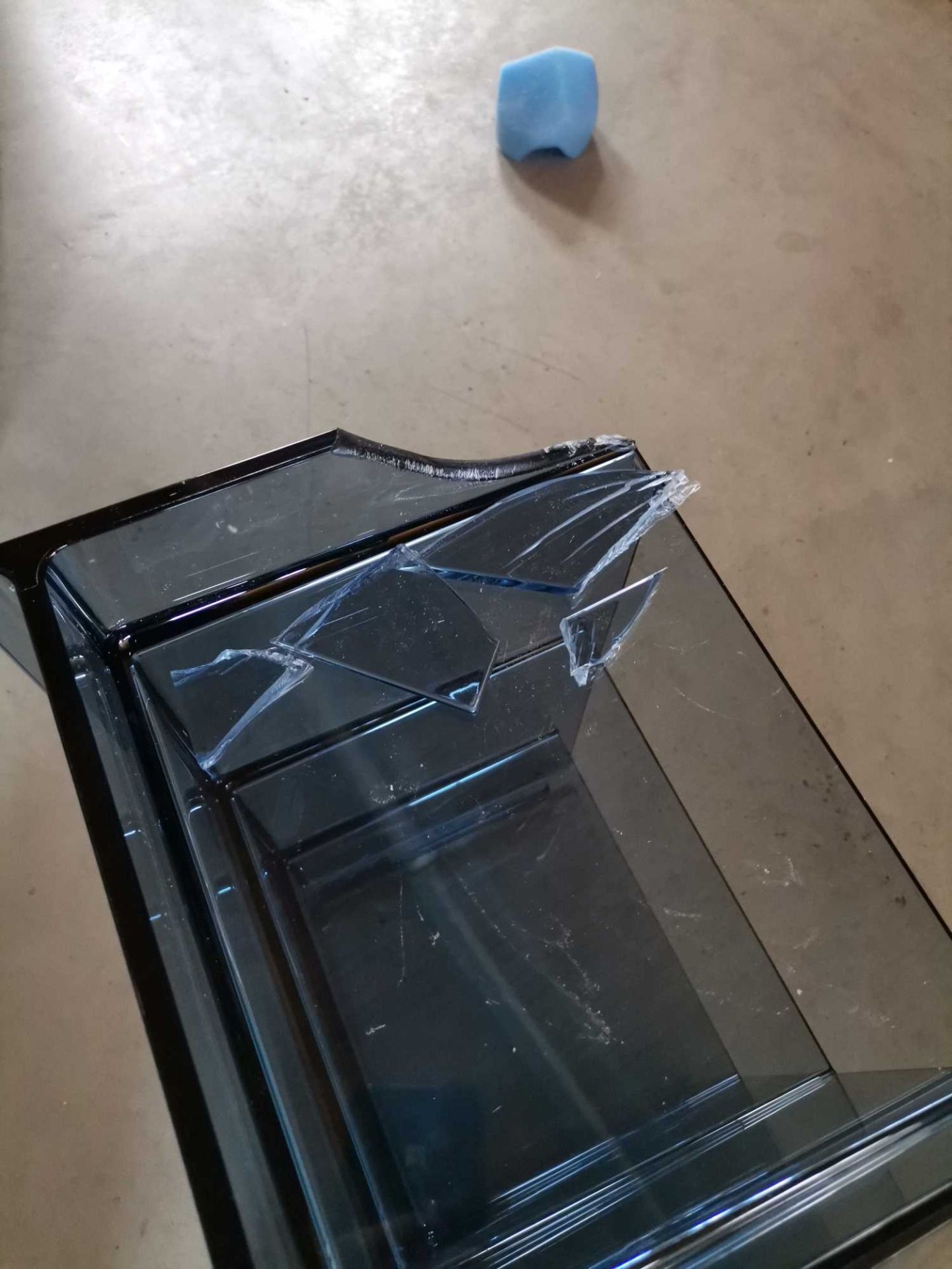 Beschädigtes Sound-Rack Regalsystem in Dämmerungsblau, Mängelexemplar mit Glasbruch. Gebrochenes Regal für Audio-Geräte.