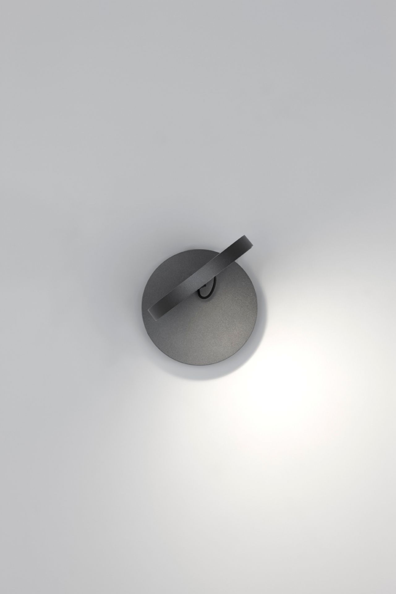 Nahaufnahme der grauen Demetra Faretto Wandleuchte von Artemide mit Schalter, modernes Design.