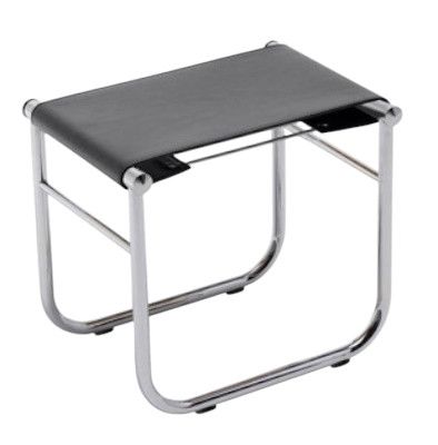 Schwarzer 9 Tabouret Hocker von Cassina mit verchromtem Stahlrohrgestell und Lederbezug.