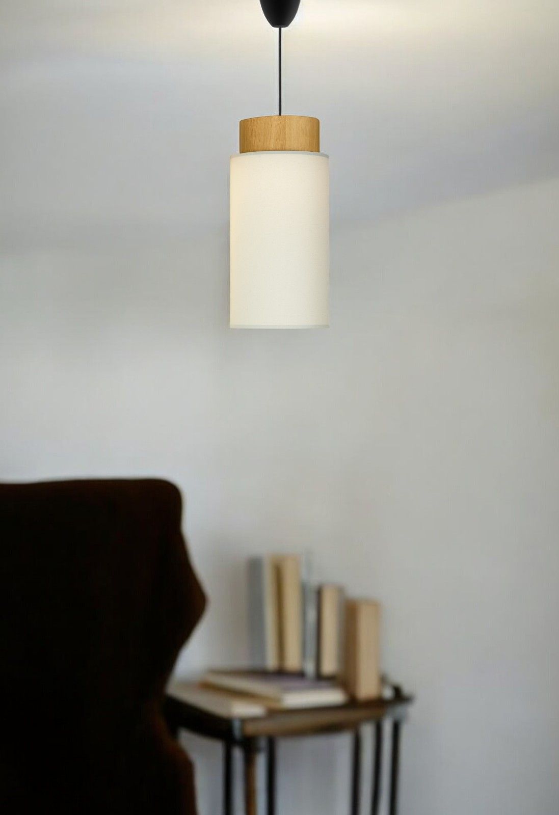 Hiro Pendelleuchte von Maigrau: Moderne Hängelampe mit Holzdetails und zylindrischem Lampenschirm.