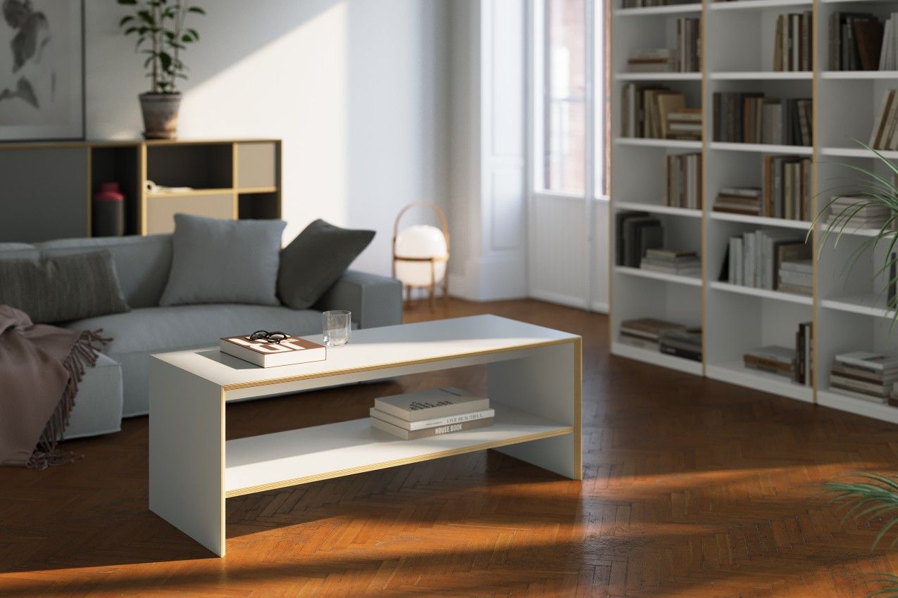 Weiße Bridge Sitzbank/Beistelltisch von Müller Möbelwerkstätten im Wohnzimmer mit Sofa und Bücherregal. Modernes Möbeldesign.
