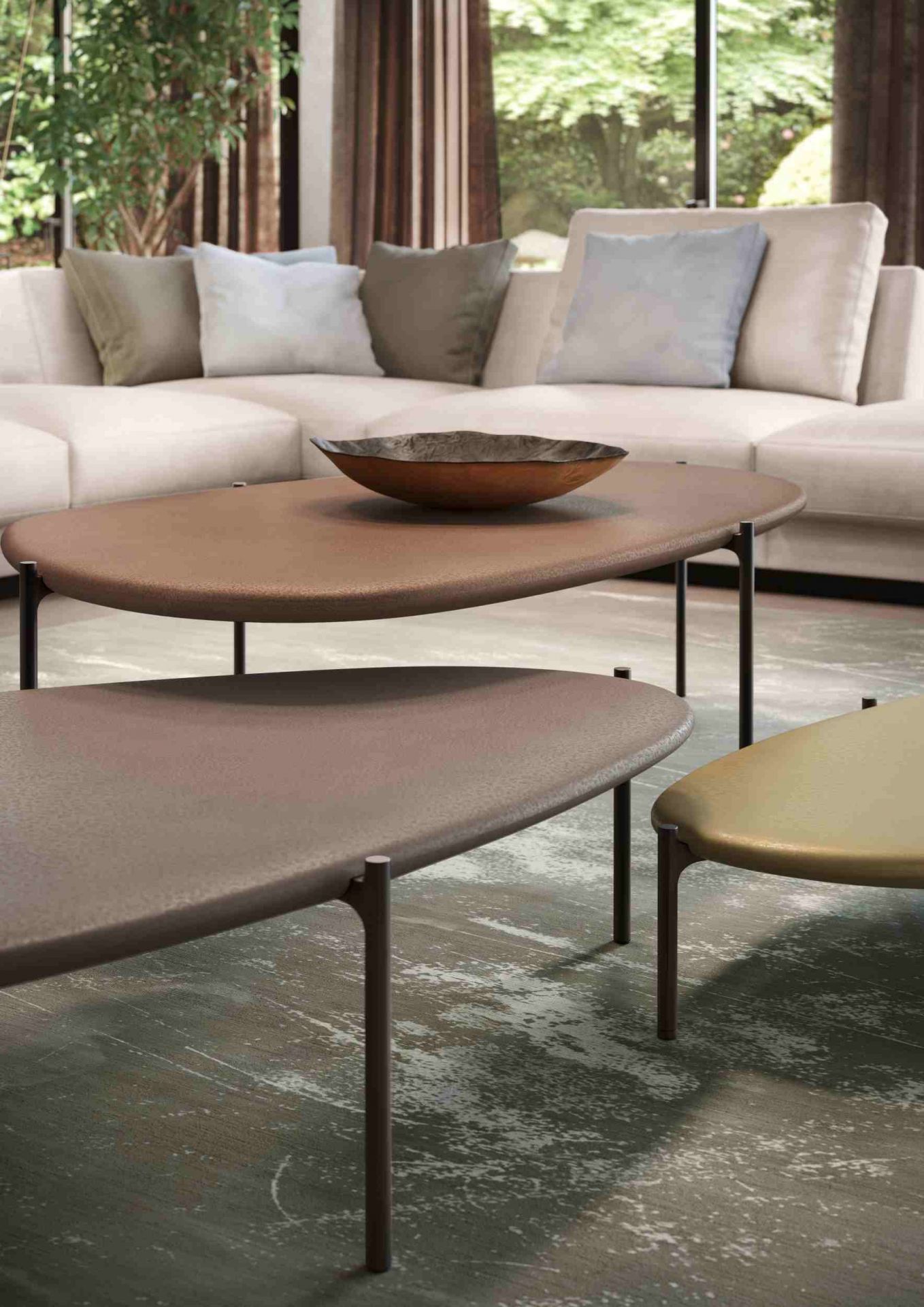 Nahaufnahme von Ishino Beistelltischen von Walter Knoll, moderne Metalltische in verschiedenen Höhen und Farben.