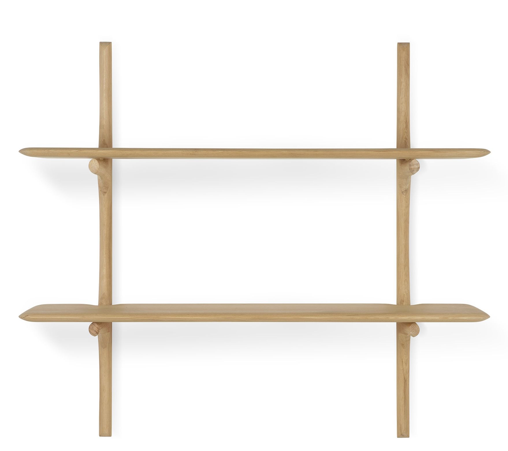 Ethnicraft PI Wall Shelf: Wandregal aus hellem Holz mit zwei Ablageflächen.