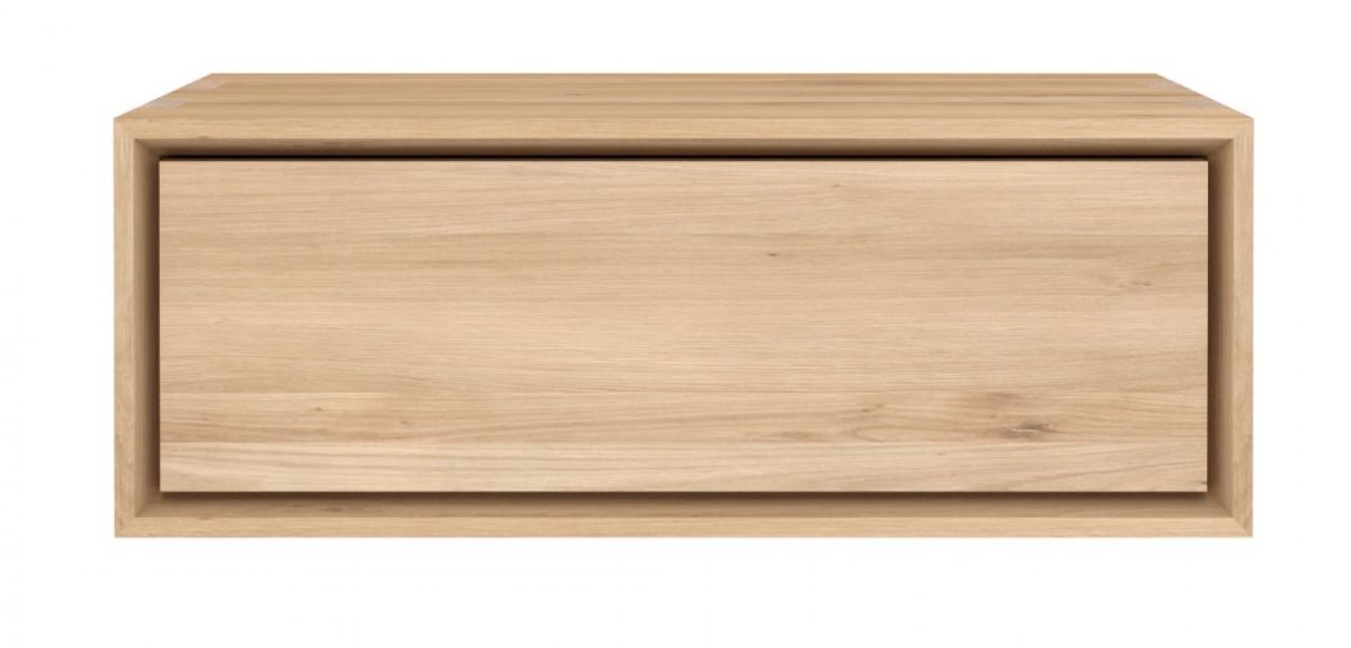 Nahaufnahme des Nordic II Nachttischs von Ethnicraft aus Eiche, hängend und mit Schublade.